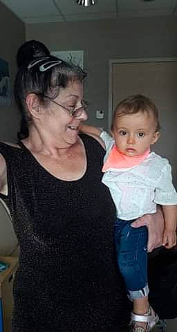 Rosa a rejoint le concours — aidez-le/la à gagner de superbes lots ! abdomen, arm, baby, cheek, child, daughter, ear, eye, iris, joint, mother, neck, nose, people, person, shoulder, skin, smile, standing, toddler