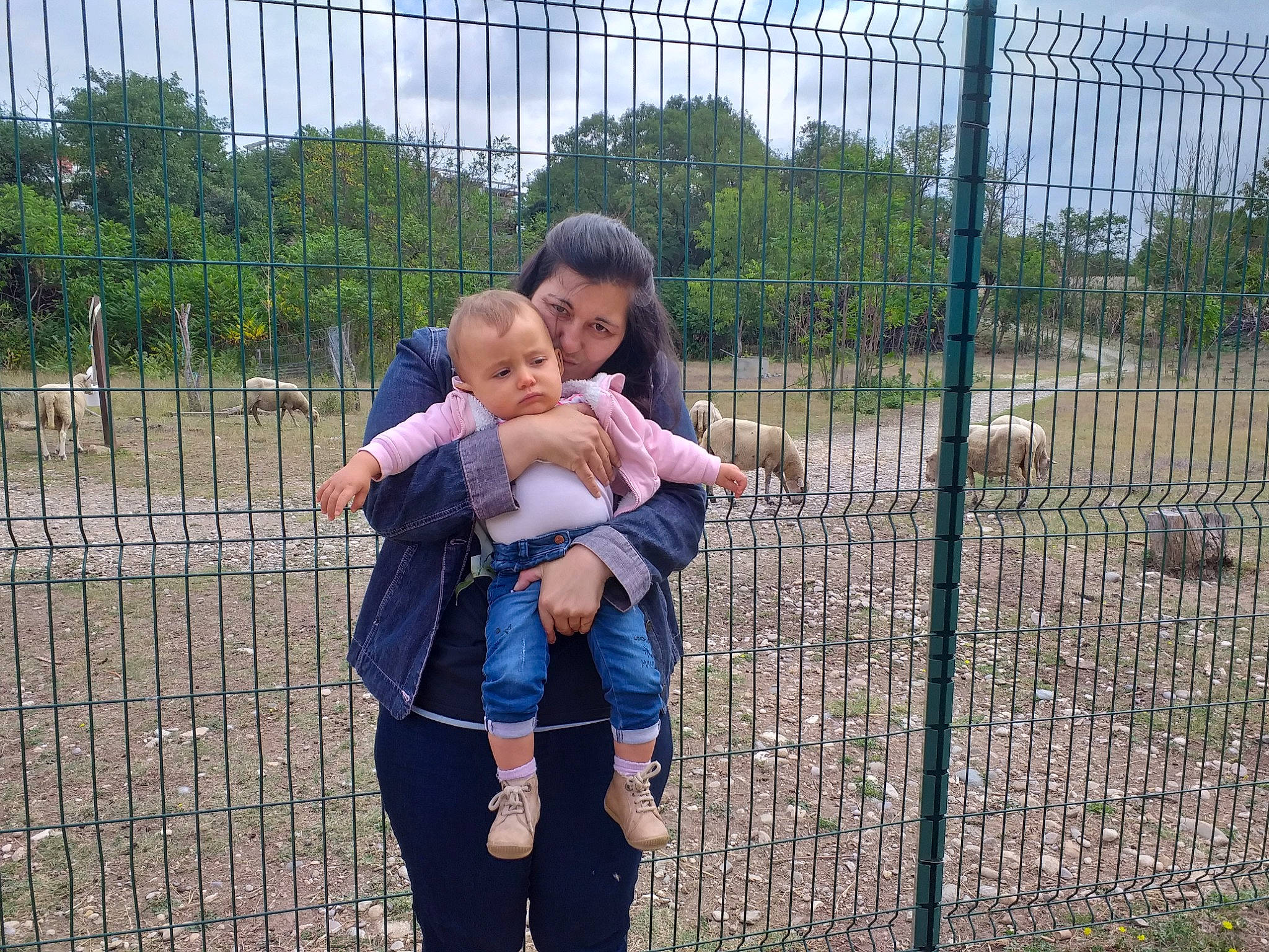 Rosa participe au concours pour gagner de l'argent avec cette photo : child, interaction, people, person, plant, smile, sorrow, toddler, tourism, tree, vacation
