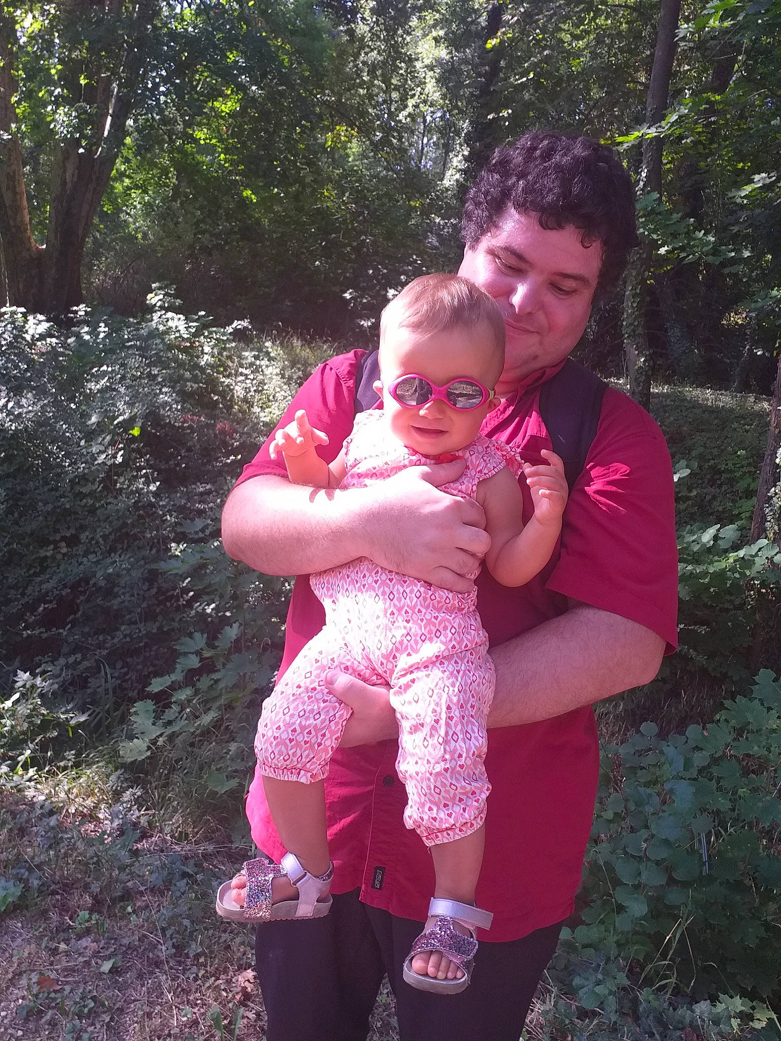 Rosa participe au concours pour gagner de l'argent avec cette photo : child, daughter, fun, happy, headwear, person, pink, smile, toddler, tree, vacation