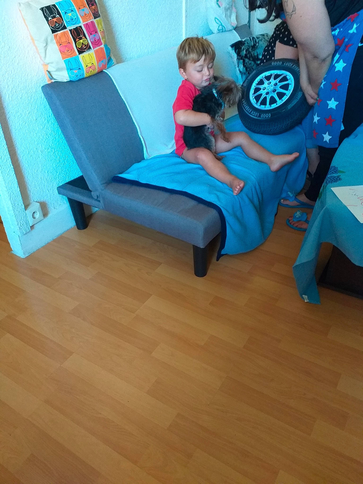 Kylan a rejoint le concours — aidez-le/la à gagner de superbes lots ! blue, chair, child, floor, flooring, furniture, hardwood, laminate_flooring, leg, leisure, person, play, room, sitting, thigh, toddler, wood, wood_flooring