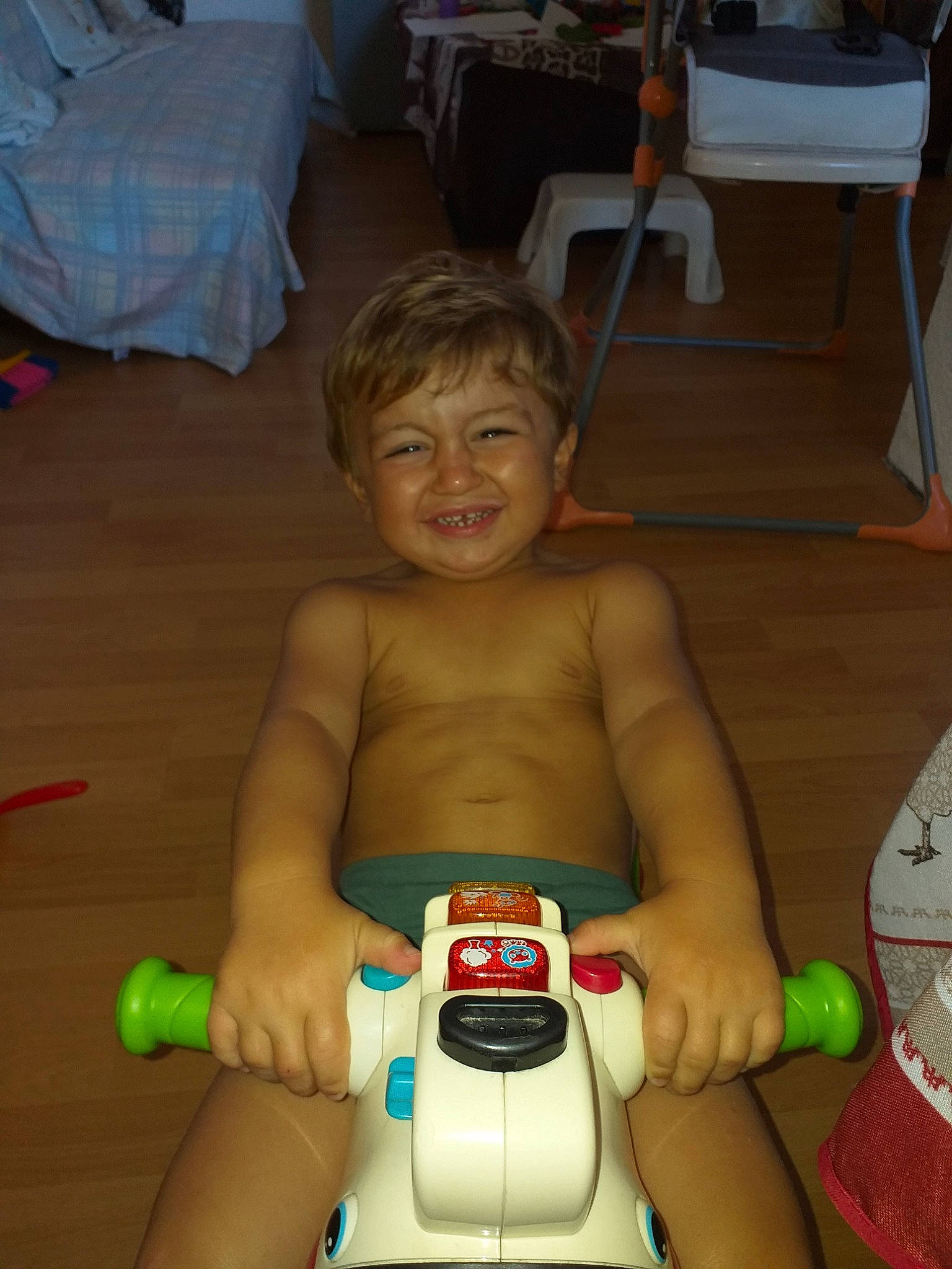 Kylan a rejoint le concours — aidez-le/la à gagner de superbes lots ! baby, child, fun, gadget, joy, person, play, sitting, smile, toddler, vacation