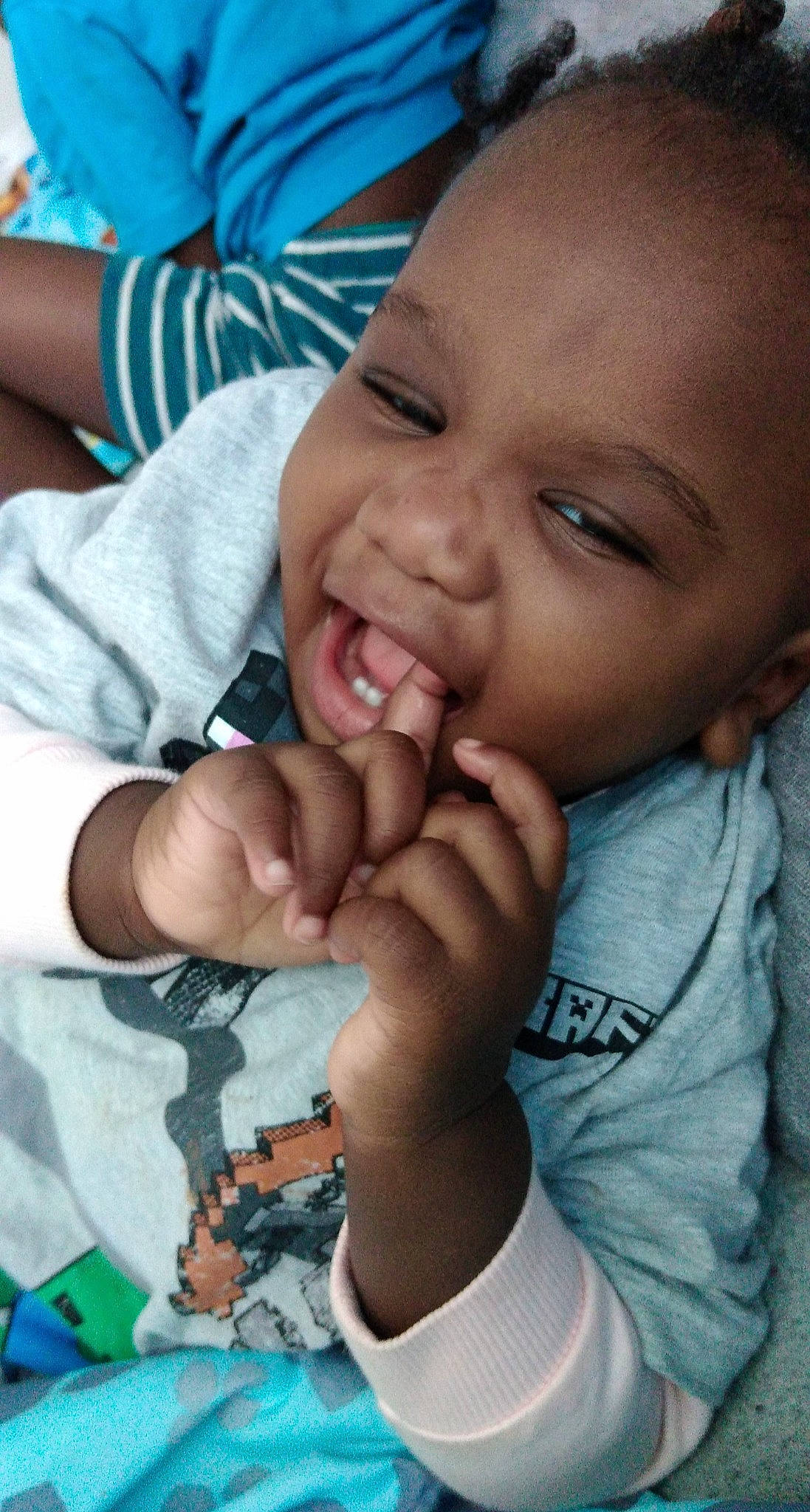 Menenza participe au concours pour gagner de l'argent avec cette photo : baby, cheek, child, face, facial_expression, finger, gesture, hand, lip, mouth, nail, nose, person, skin, smile, thumb, toddler, tooth