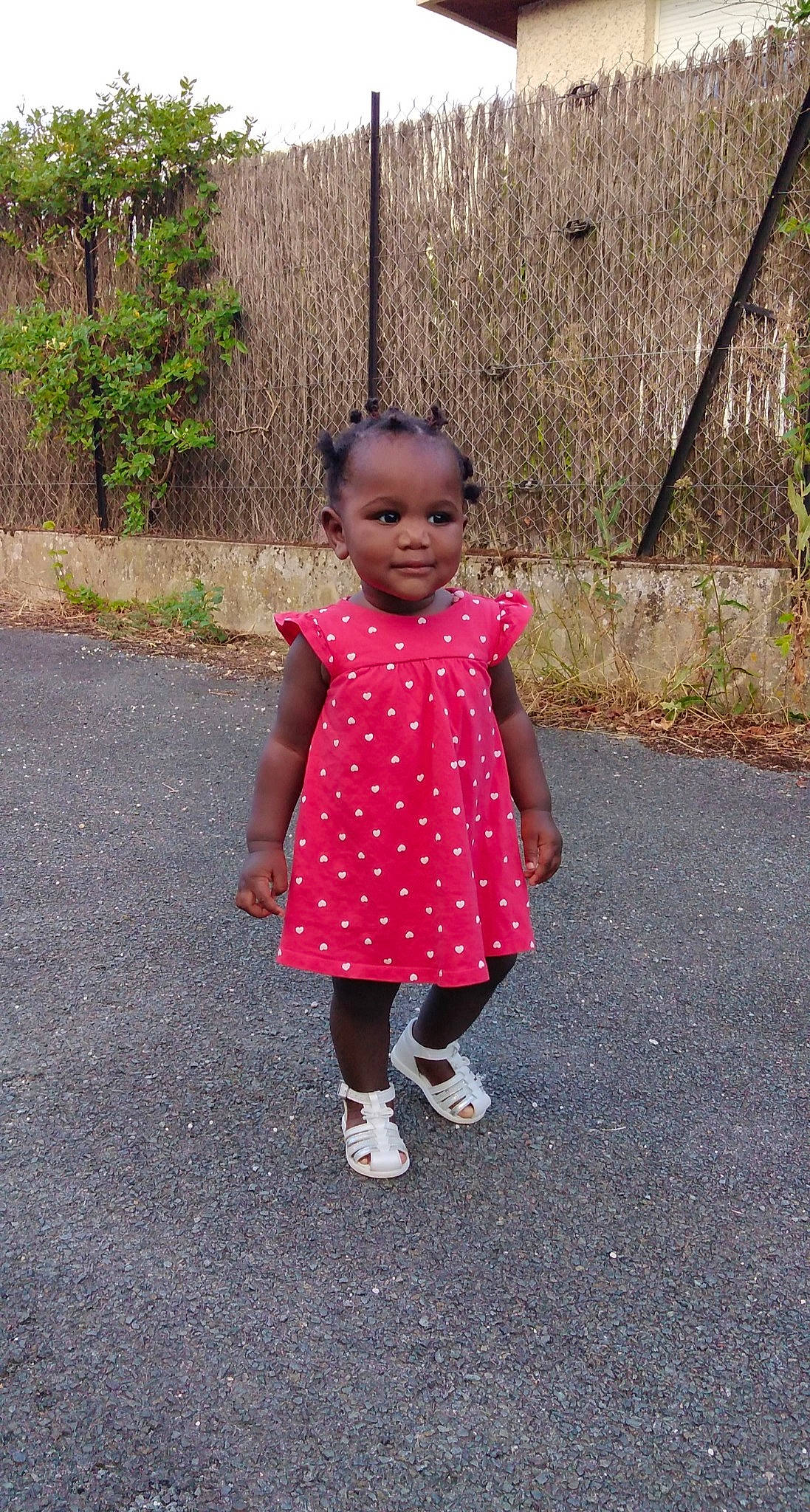 Menenza participe au concours pour gagner de l'argent avec cette photo : adaptation, asphalt, child, design, dress, footwear, pattern, person, pink, play, polka_dot, shoe, skin, smile, toddler, vacation, walking
