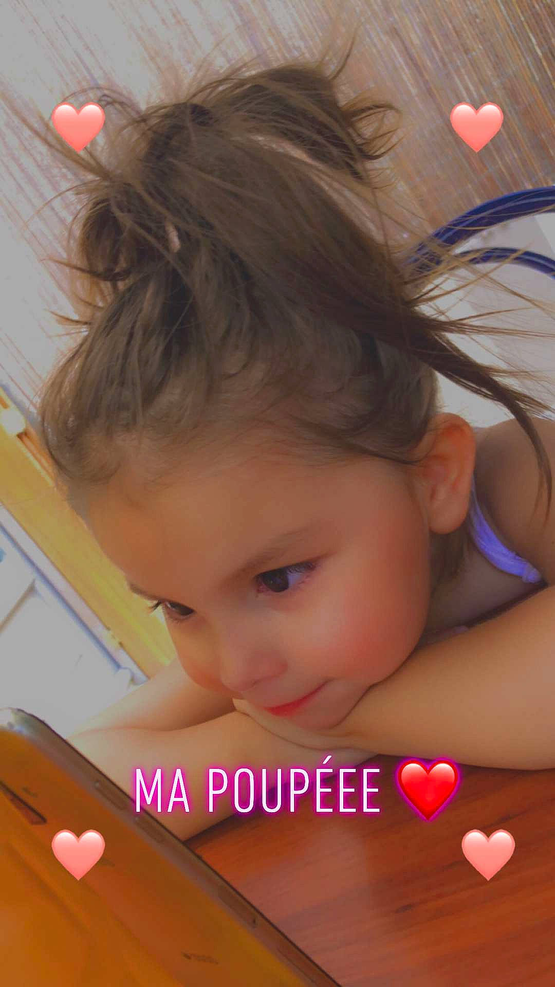 Nesryne a rejoint le concours — aidez-le/la à gagner de superbes lots ! baby, brown_hair, cheek, child, ear, eyebrow, eyelash, face, finger, forehead, hair, hairstyle, hand, mouth, neck, nose, person, photo_caption, photography, skin