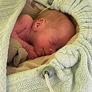 Noah a rejoint le concours — aidez-le/la à gagner de superbes lots ! newborn, baby, sleeping, blanket, soft, cozy, infant, wrapped, bed, peaceful, child, skin, face, head, closeup, indoors, comfort, cute, rest, young