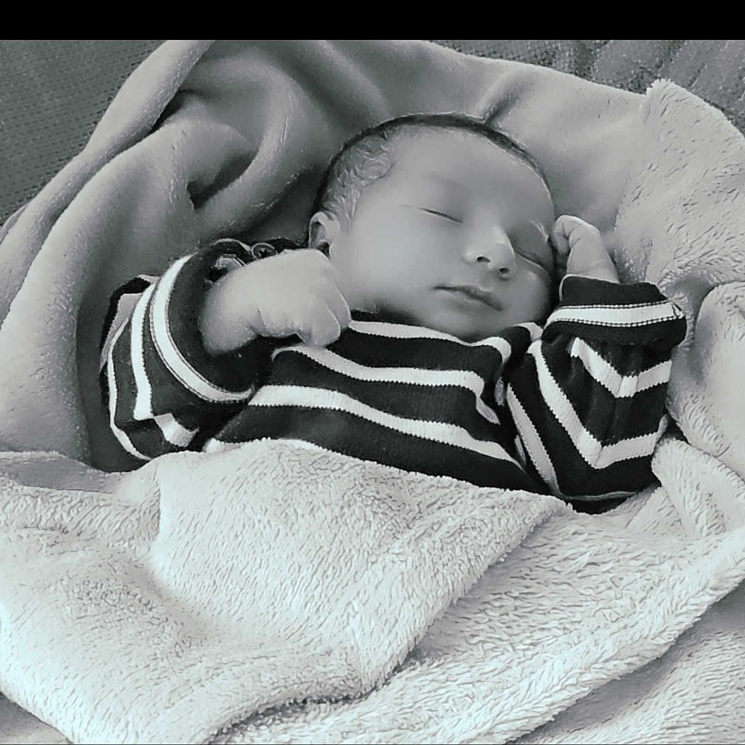 Tylian participe au concours pour gagner de l'argent avec cette photo : baby, bed, bedroom, blanket, bodypart, cushion, face, finger, furniture, hand, head, homedecor, indoors, newborn, person, photography, portrait, quilt, sleeping, towel
