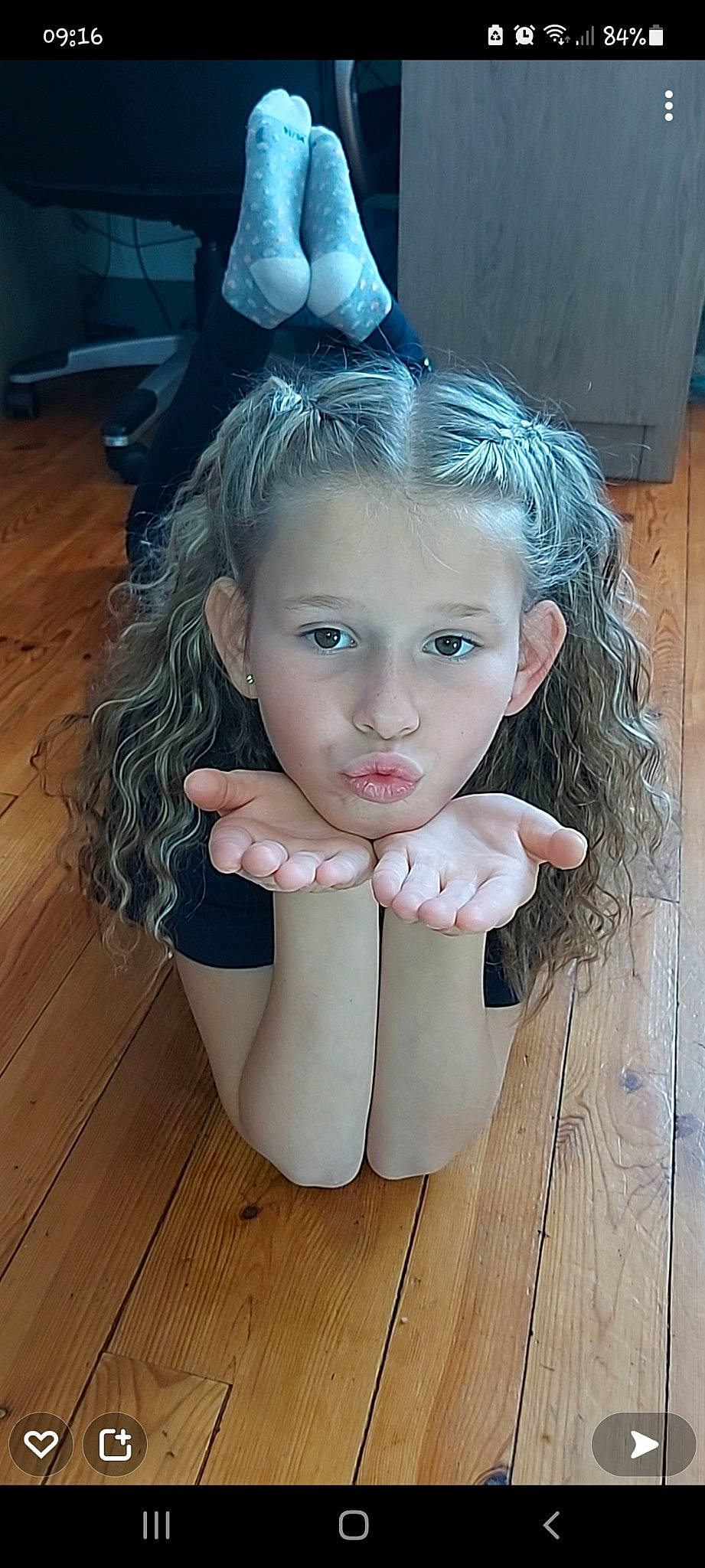 Léana participe au concours pour gagner de l'argent avec cette photo : black_hair, dress, eye, eyelash, flash_photography, flooring, gesture, hair, happy, hardwood, head, headband, headgear, headpiece, iris, jewellery, lip, person, skin, wood