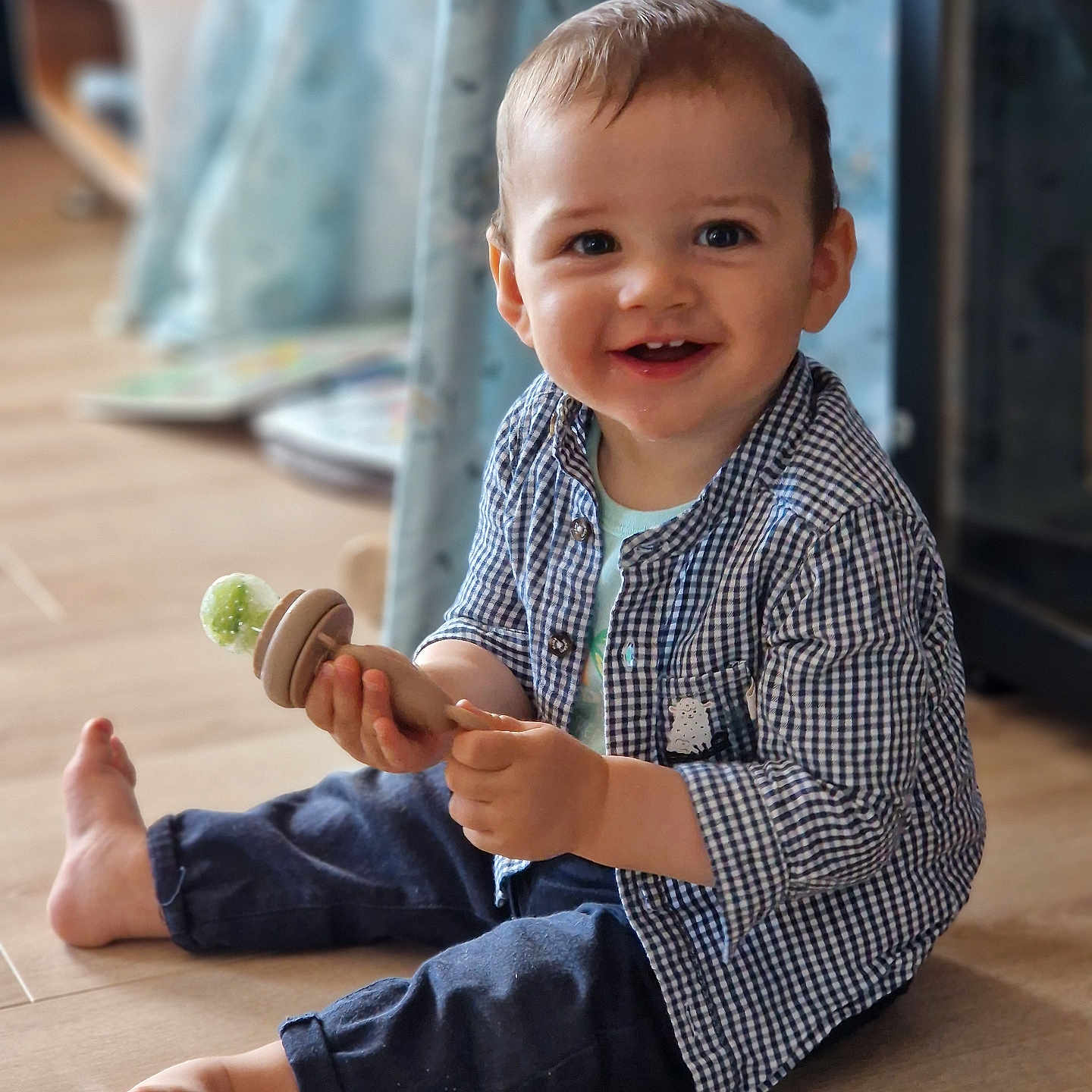 Lucien participe au concours pour gagner de l'argent avec cette photo : bodypart, boy, child, clothing, dress, face, finger, hand, happy, hardwood, head, jeans, male, pants, person, photography, portrait, sitting, smile, wood