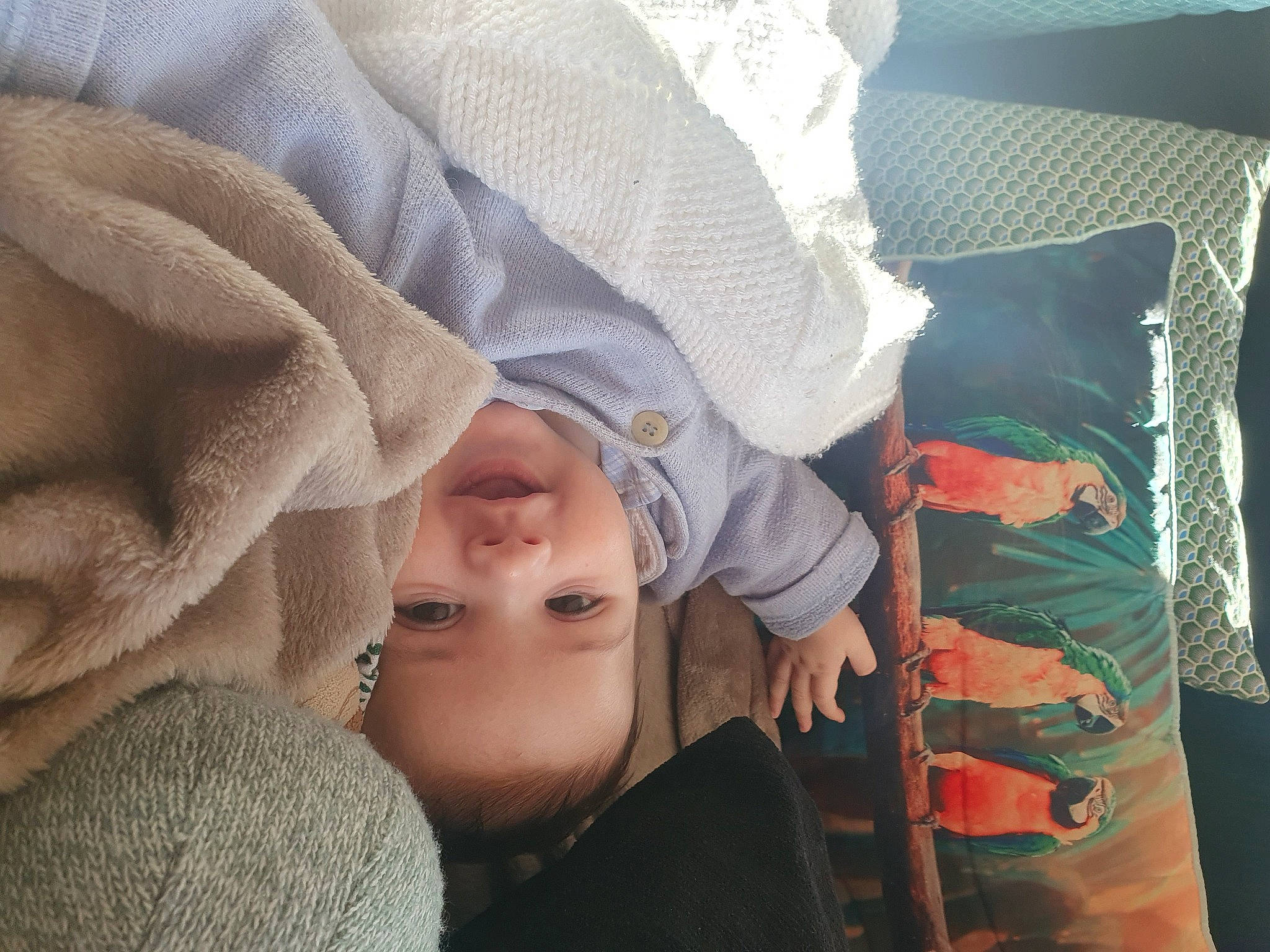 Lucien participe au concours pour gagner de l'argent avec cette photo : child, comfort, eyelash, eyewear, face, finger, fun, gesture, happy, head, human_body, linens, nap, pattern, person, sitting, sleep, smile, textile, toddler