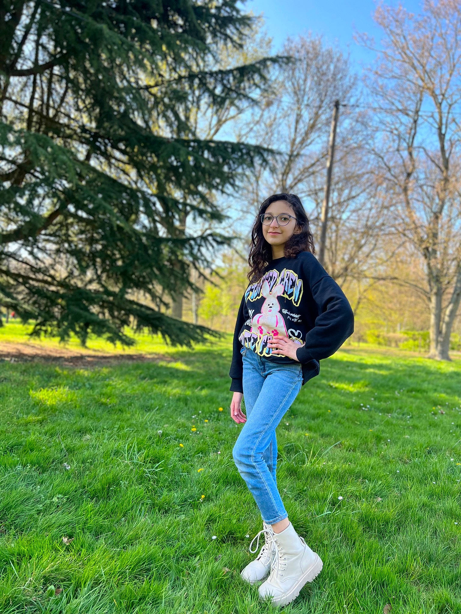 Aline a rejoint le concours — aidez-le/la à gagner de superbes lots ! branch, brown_hair, denim, electric_blue, grass, grassland, happy, joy, knee, lawn, leisure, long_hair, meadow, people_in_nature, person, plant, recreation, sky, smile, t_shirt