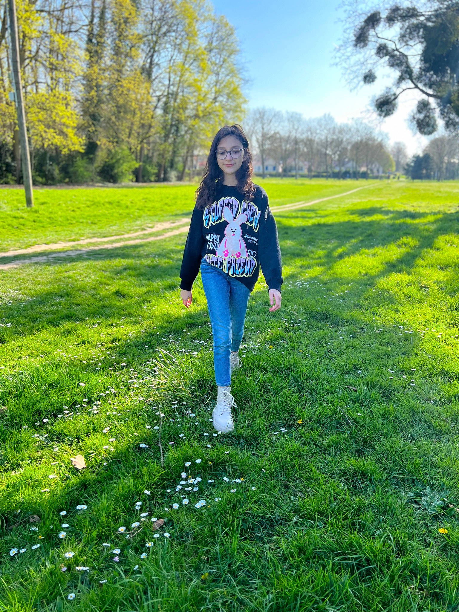 Aline a rejoint le concours — aidez-le/la à gagner de superbes lots ! botany, fun, grass, grass_family, grassland, green, groundcover, happy, joy, leaf, leisure, meadow, natural_environment, natural_landscape, people_in_nature, person, plant, recreation, sky, smile