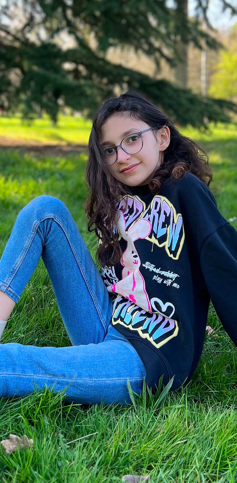Aline participe au concours pour gagner de l'argent avec cette photo : black_hair, cool, eyewear, fashion, flash_photography, glasses, grass, hair, happy, jeans, joy, leisure, people_in_nature, person, shoulder, sleeve, smile, sunlight, t_shirt, textile