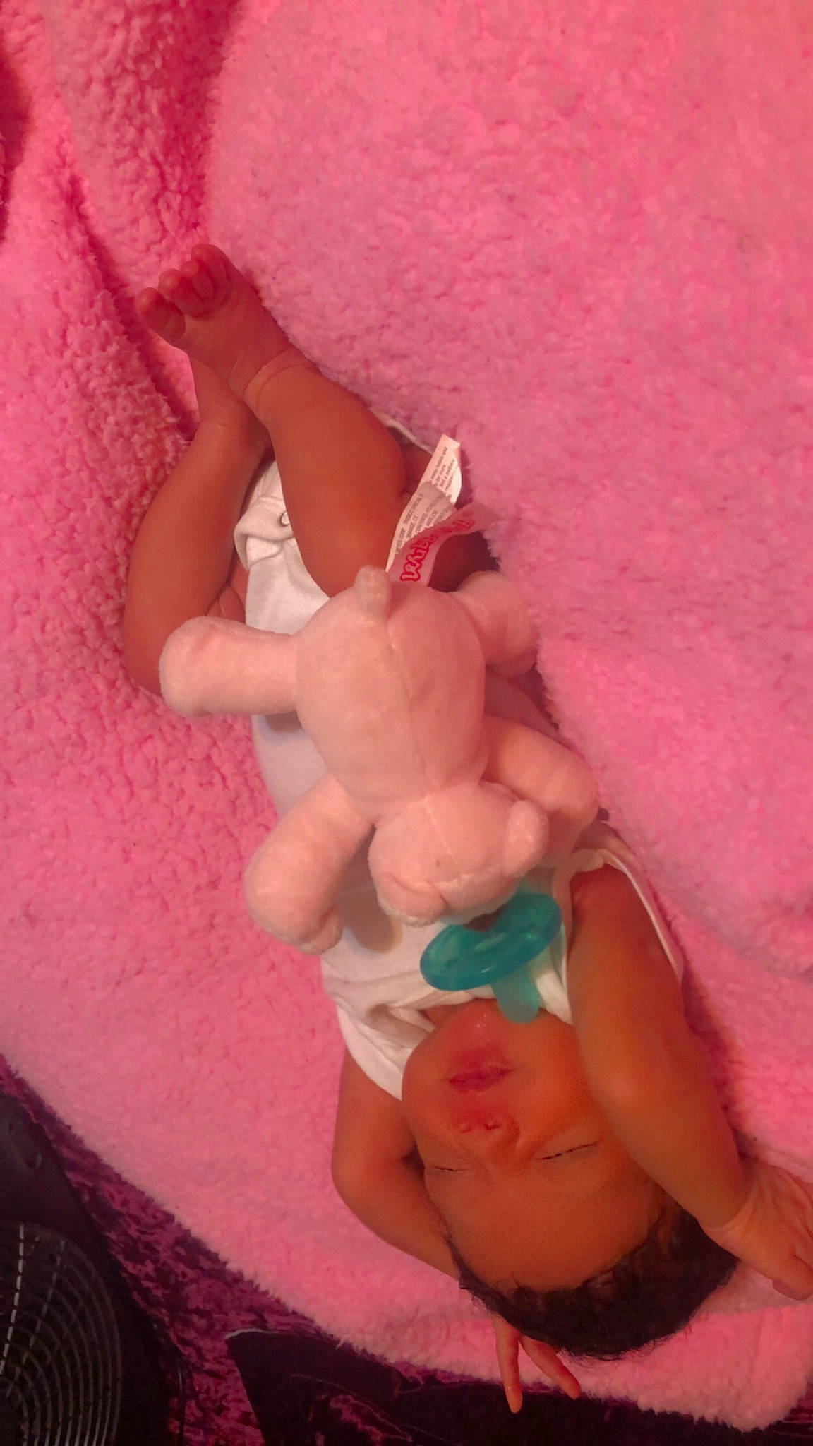 Amoura is registered to the contest to win money with this photo: abdomen, baby, comfort, finger, gesture, human_body, human_leg, joint, knee, leg, magenta, muscle, nail, person, pink, skin, stomach, thigh, thumb, toddler