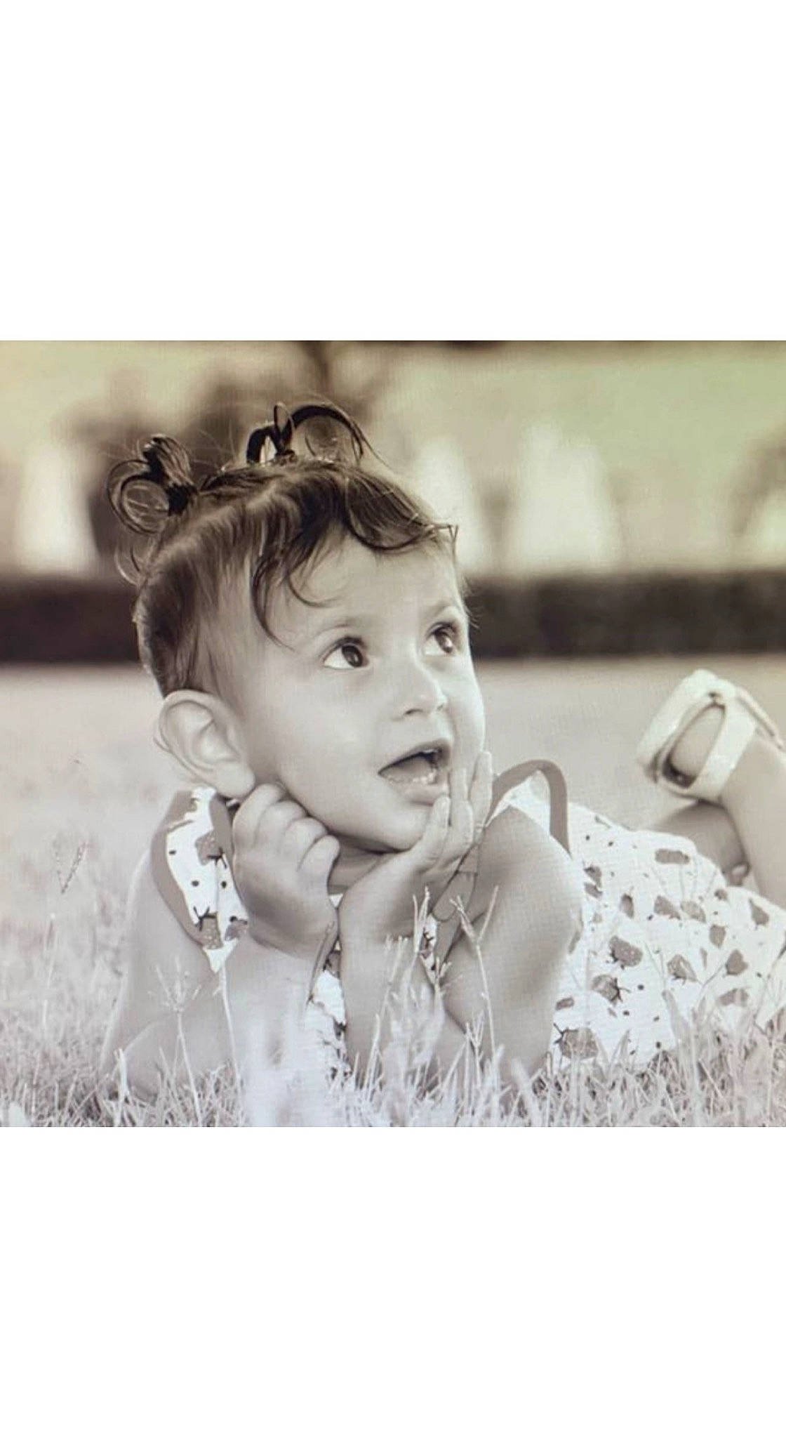 Meïly participe au concours pour gagner de l'argent avec cette photo : baby, baby_toddler_clothing, black_and_white, child, eyelash, fashion_accessory, flash_photography, grass, happy, headpiece, iris, jewellery, monochrome, monochrome_photography, person, sleeve, stock_photography, style, sunglasses, toddler