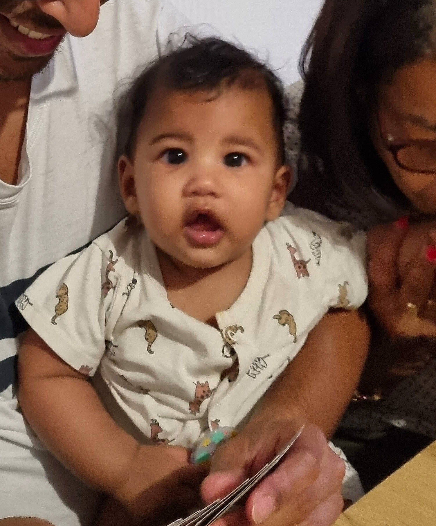 June participe au concours pour gagner de l'argent avec cette photo : arm, cheek, chin, ear, eyebrow, eyelash, face, facial_expression, finger, forehead, gesture, happy, iris, lip, mouth, nose, organ, person, sharing, skin