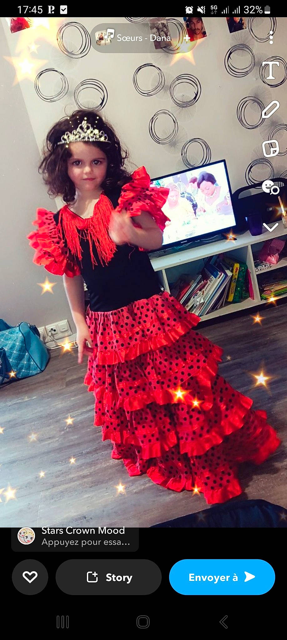 Oxana participe au concours pour gagner de l'argent avec cette photo : abdomen, costume, embellishment, entertainment, event, fashion, fashion_accessory, fashion_design, fashion_model, flash_photography, formal_wear, headpiece, headwear, long_hair, magenta, performing_arts, person, pink, red, ruffle