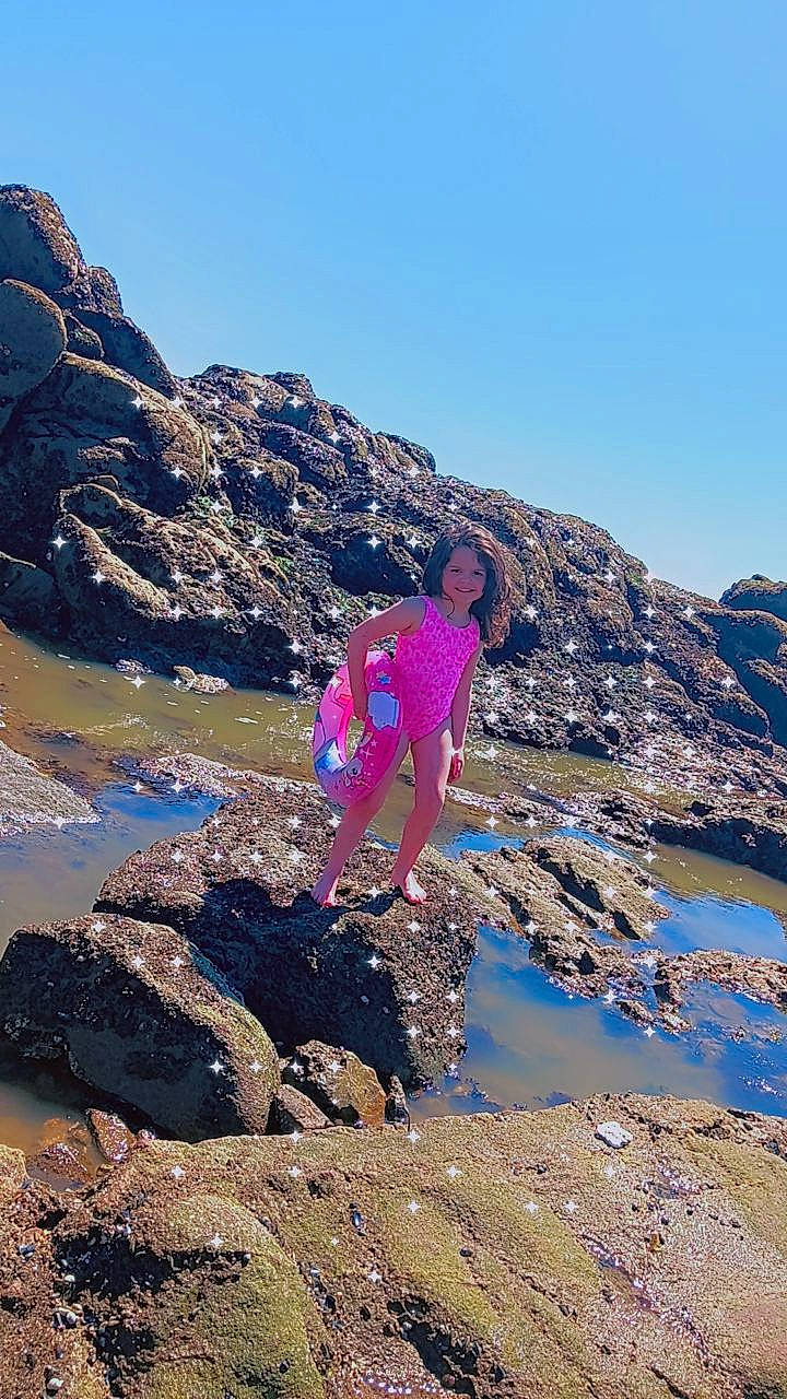 Oxana participe au concours pour gagner de l'argent avec cette photo : bank, bedrock, coastal_and_oceanic_landforms, formation, fun, geological_phenomenon, geology, joy, lake, landscape, leisure, mountain, outcrop, people_in_nature, person, sand, shore, sky, toddler, travel