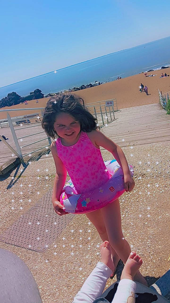 Oxana participe au concours pour gagner de l'argent avec cette photo : azure, beach, beauty, electric_blue, fun, happy, human_leg, joy, landscape, leisure, magenta, person, pink, recreation, sand, sandal, sky, summer, thigh, toddler