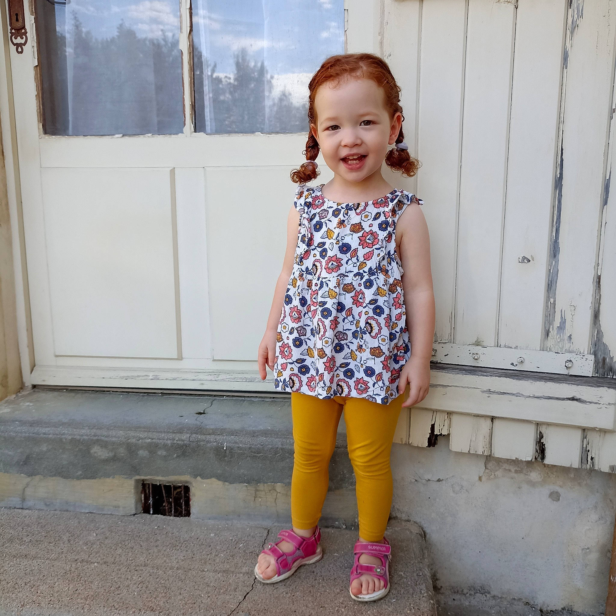 Liya a rejoint le concours — aidez-le/la à gagner de superbes lots ! blond, child, denim, electric_blue, fashion_design, happy, human_leg, joint, joy, knee, magenta, pattern, person, shoulder, sitting, sleeve, smile, standing, thigh, toddler
