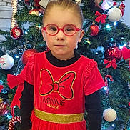 Lyanna participe au concours pour gagner de l'argent avec cette photo : bows, celebration, child, christmas_lights, christmas_tree, face, festive, floor, glasses, holiday_decorations, holiday_season, indoor, minnie_mouse, ornaments, person, red_dress, red_glasses, smiling, toy, tulle_skirt