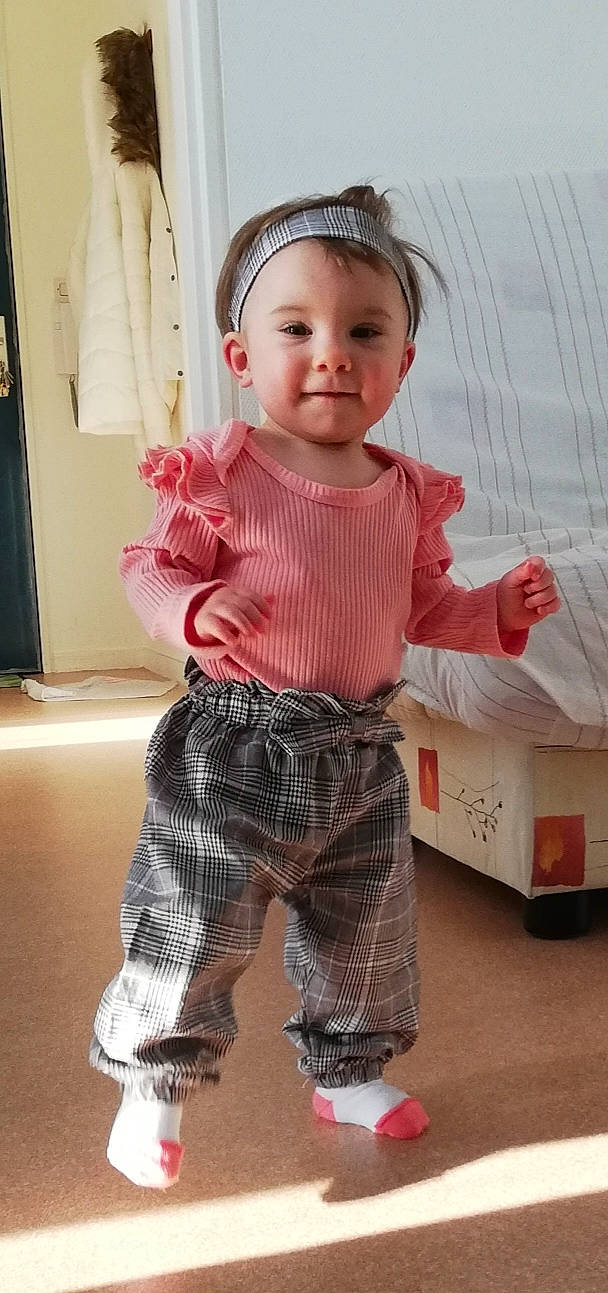 Lyanna participe au concours pour gagner de l'argent avec cette photo : arm, baby, baby_toddler_clothing, child, cool, dress_shirt, facial_expression, fun, hairstyle, happy, hat, headwear, joy, pattern, person, pink, shoulder, sleeve, smile, standing