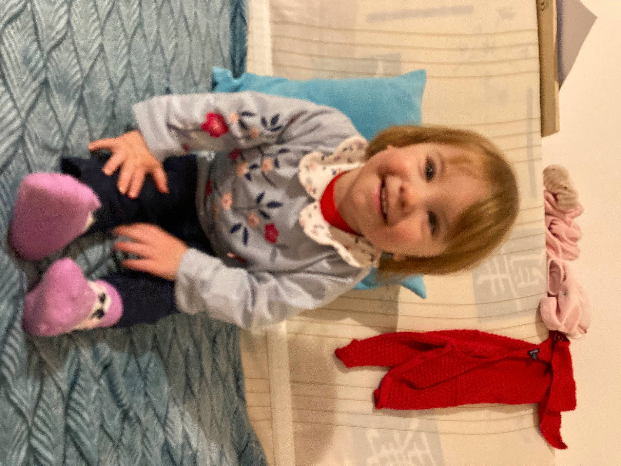 Lyanna a rejoint le concours — aidez-le/la à gagner de superbes lots ! baby, baby_products, baby_toddler_clothing, child, comfort, facial_expression, flooring, fun, fur, happy, joy, linens, person, play, room, sitting, smile, snapshot, toddler, toy