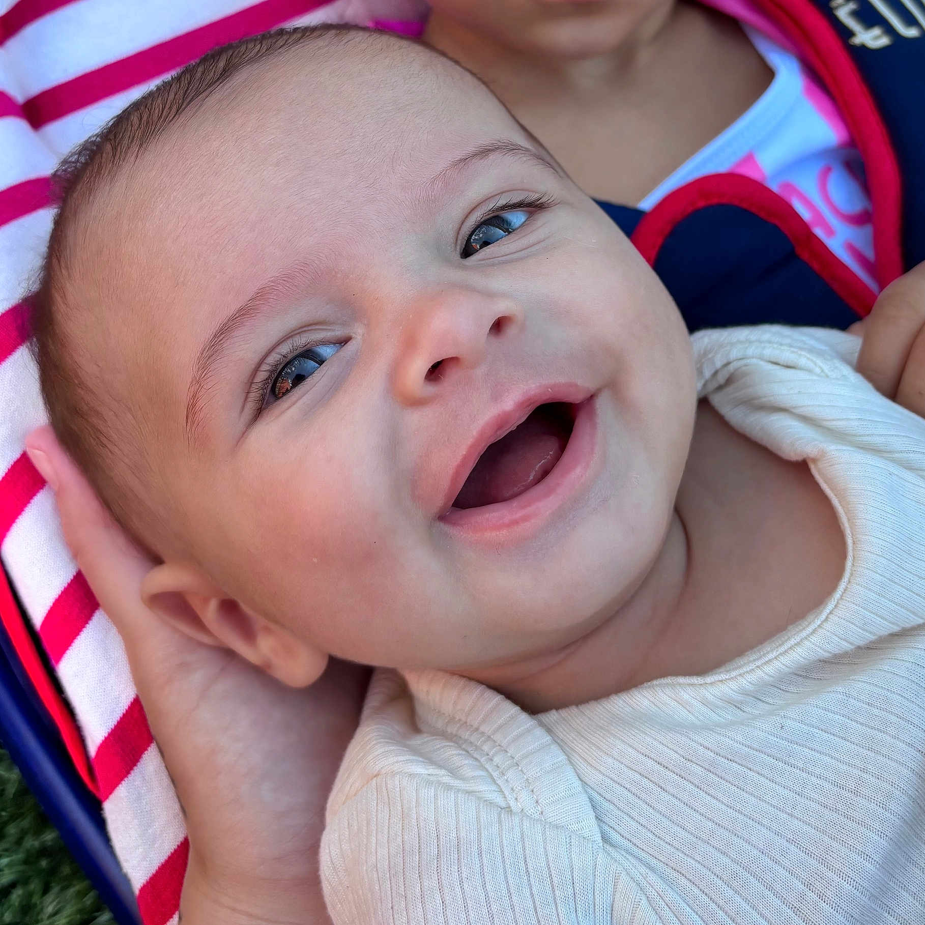 Marley a rejoint le concours — aidez-le/la à gagner de superbes lots ! baby, smiling, face, hand, infant, closeup, happy, child, skin, eyes, clothing, striped, pink, white, blue, person, portrait, cute, joyful, young