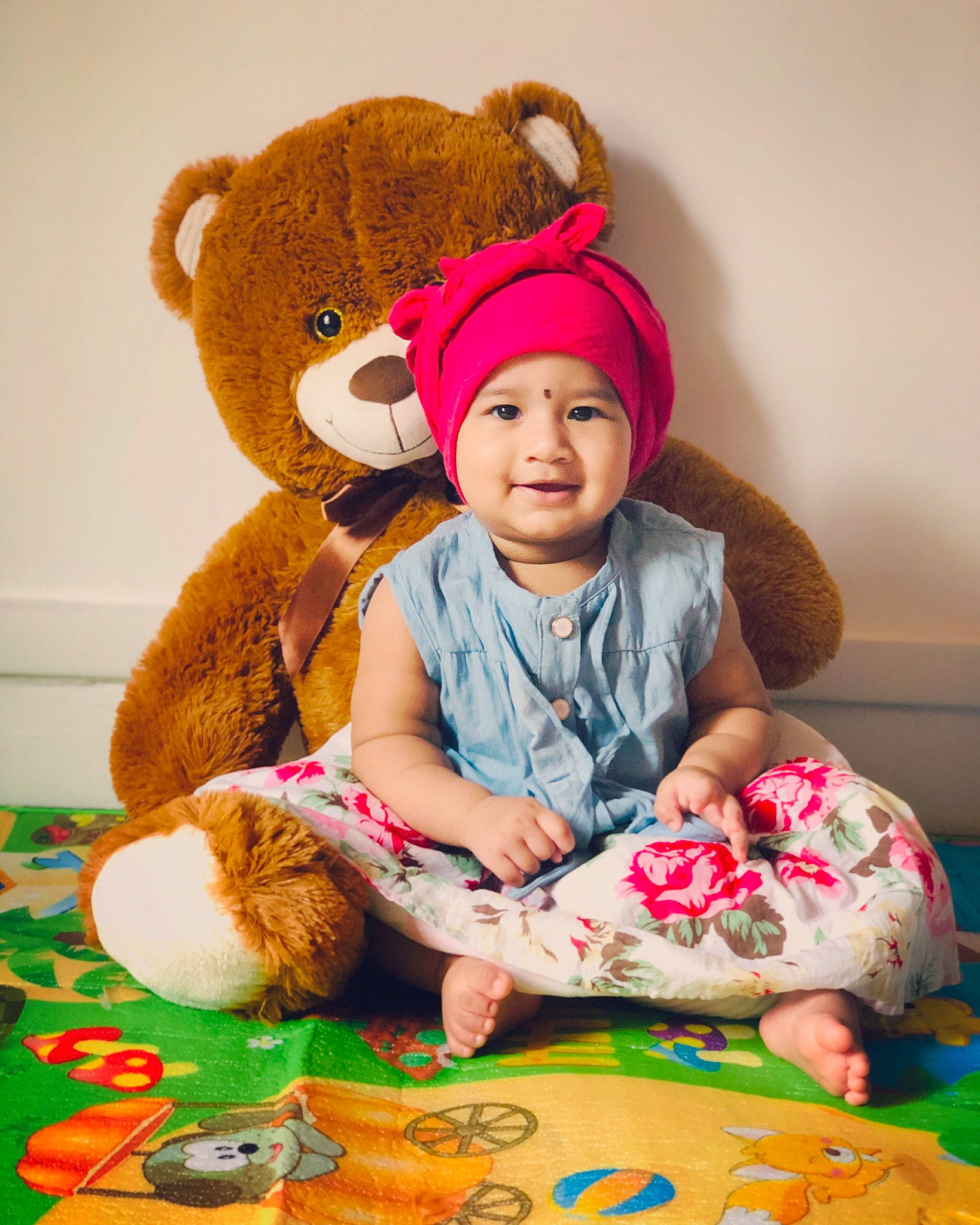 Florence a rejoint le concours — aidez-le/la à gagner de superbes lots ! baby, baby_toddler_clothing, cap, child, comfort, fun, happy, headwear, joy, lap, mammal, people, person, pink, red, sitting, skin, sleeve, stuffed_toy, teddy_bear