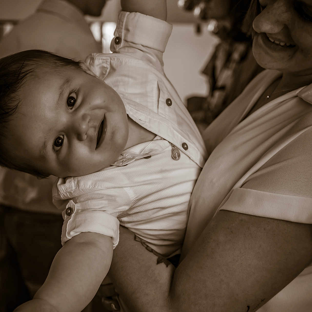Eylonn a rejoint le concours — aidez-le/la à gagner de superbes lots ! affection, arm, baby, casual_clothing, child, closeup, face, family, gesture, happy, holding, indoor, love, people, person, portrait, sepia, shirt, smile, woman