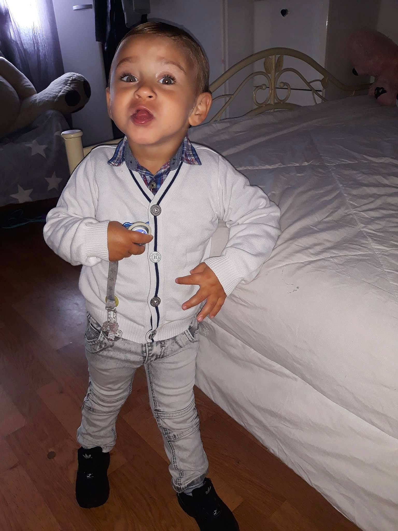 Ali a rejoint le concours — aidez-le/la à gagner de superbes lots ! baby_toddler_clothing, child, comfort, couch, dress_shirt, eye, face, flash_photography, floor, flooring, formal_wear, gesture, happy, hardwood, head, nose, person, shoulder, sleeve, toddler