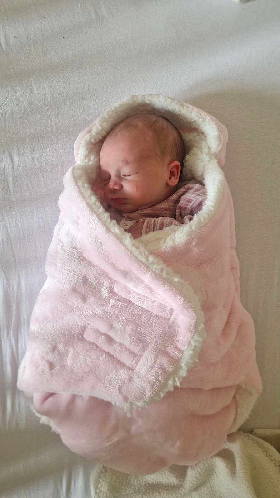 Mencya a rejoint le concours — aidez-le/la à gagner de superbes lots ! baby, newborn, blanket, pink, sleeping, wrapped, cozy, soft, infant, face, child, bed, fabric, cute, peaceful, indoor, portrait, rest, person, toddler