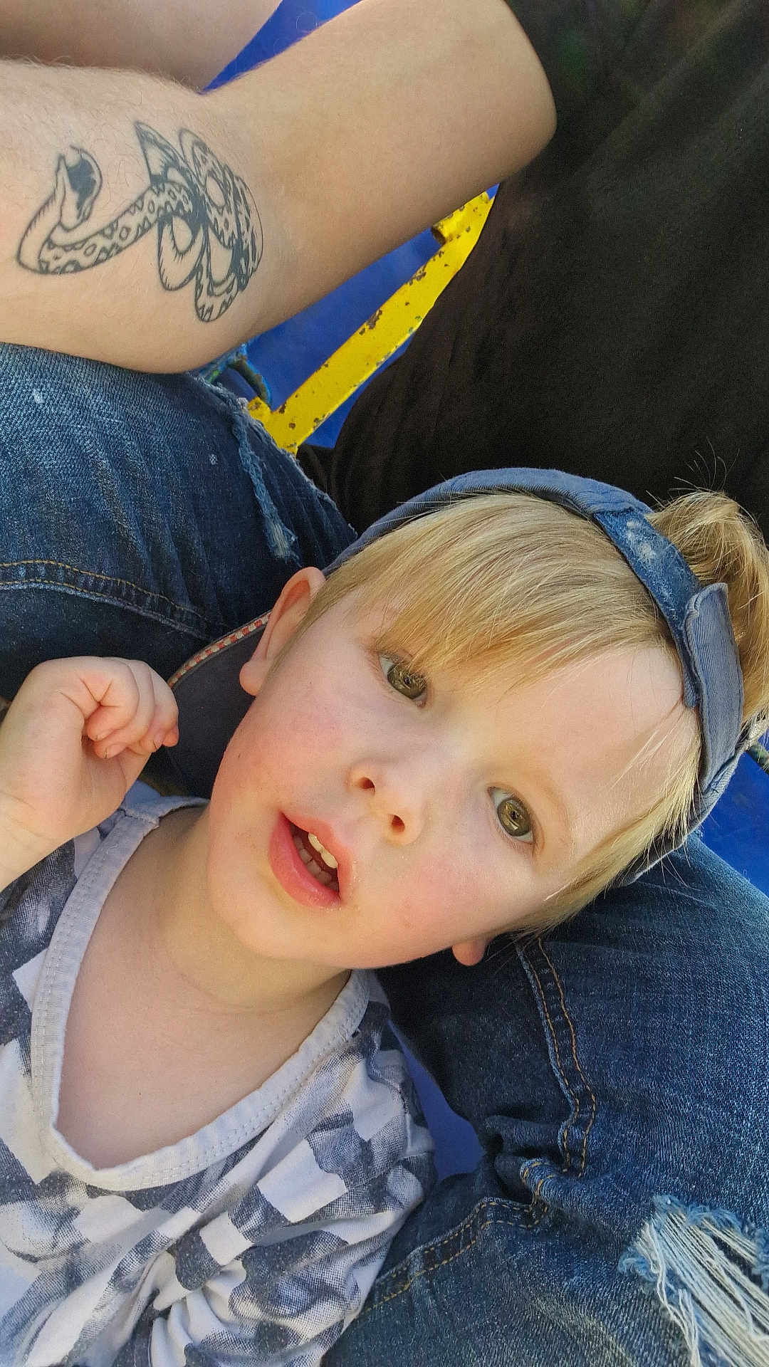 Cayden a rejoint le concours — aidez-le/la à gagner de superbes lots ! child, blonde_hair, denim_cap, tattoo, jeans, casual_clothing, curious_expression, closeup, person, outdoor, portrait, young_child, headwear, open_mouth, light_skin, face, human, casual, sitting, daylight