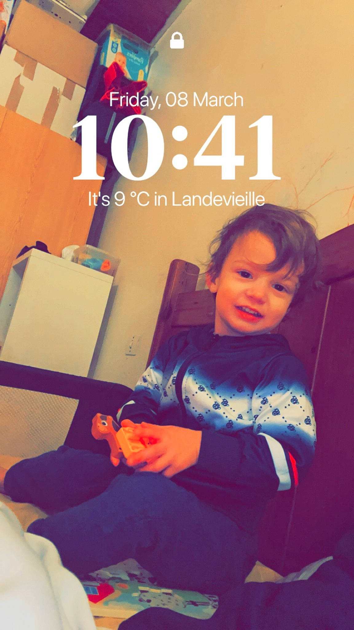 Ethan a rejoint le concours — aidez-le/la à gagner de superbes lots ! advertising, baby_toddler_clothing, brand, child, electric_blue, font, happy, job, joy, leisure, logo, magenta, person, poster, product, room, sitting, toddler