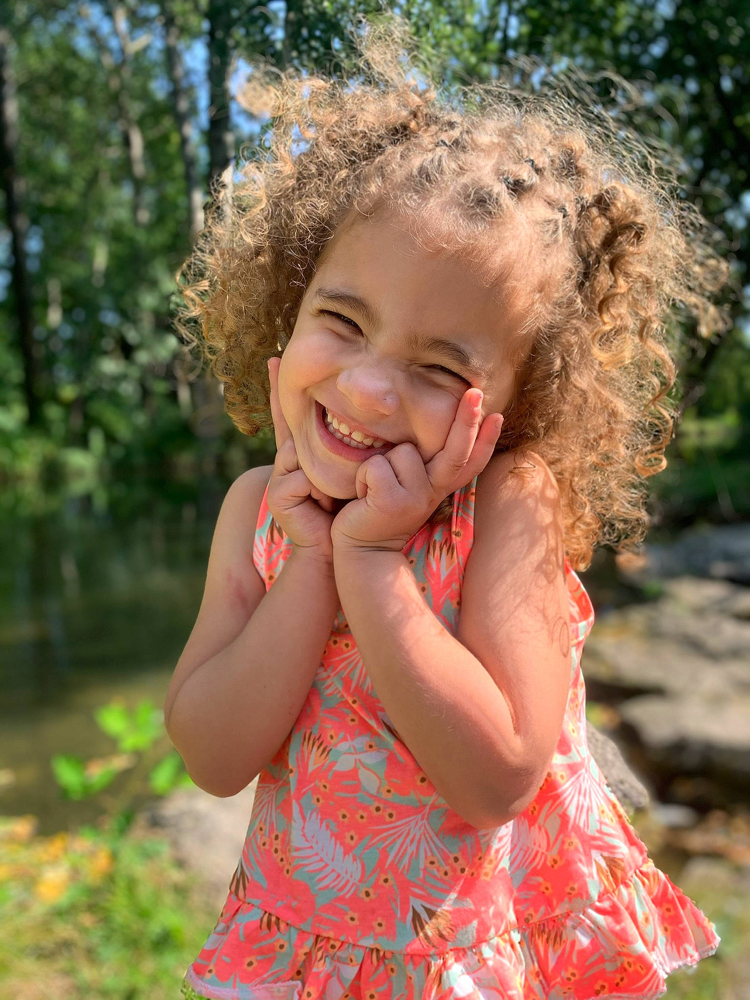 Nimah participe au concours pour gagner de l'argent avec cette photo : baby_toddler_clothing, chin, clothing, dress, facial_expression, gesture, grass, happy, human_body, joy, leaf, lip, nature, nose, people_in_nature, person, plant, skin, smile, sunlight