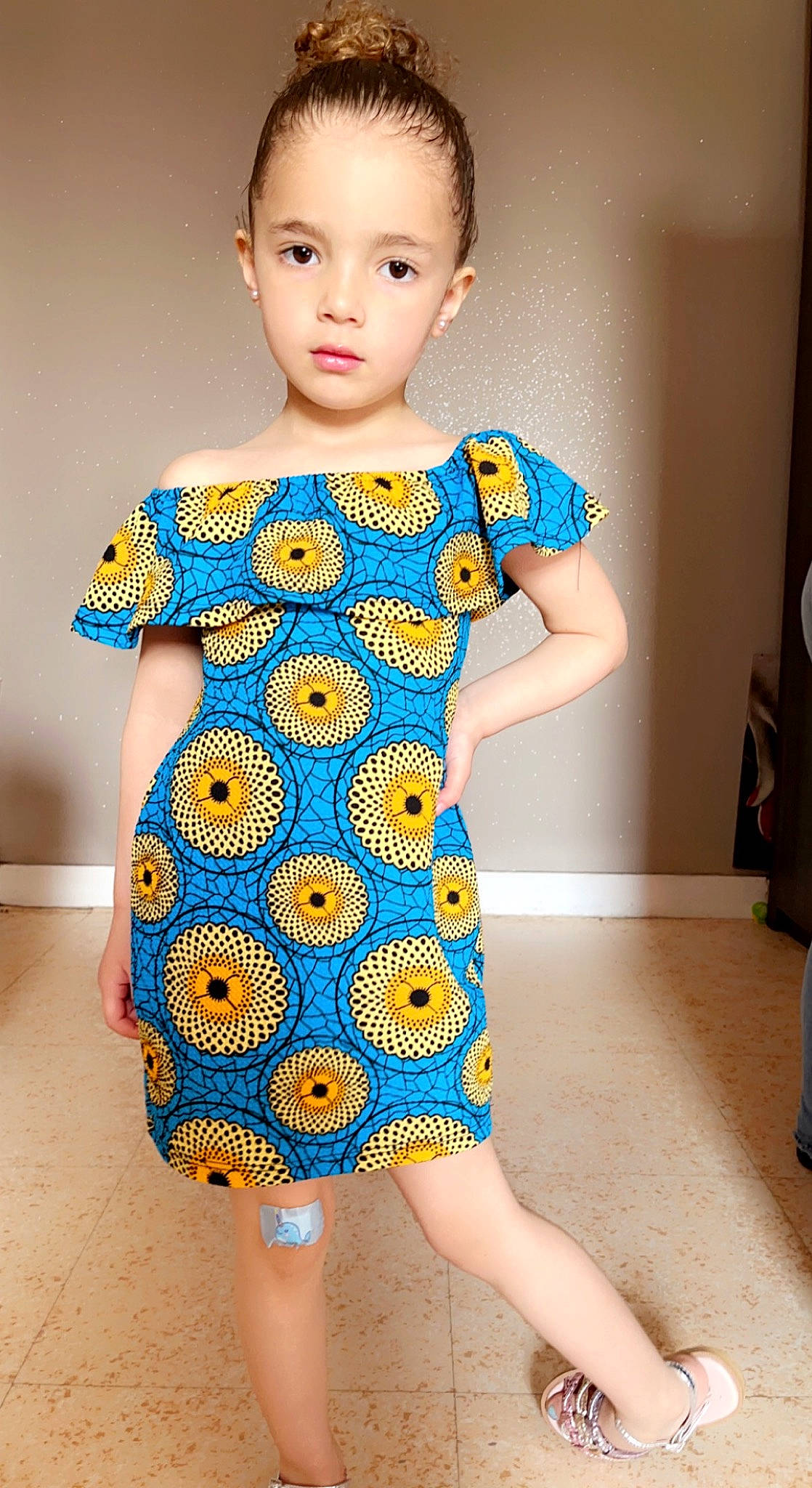 Nimah participe au concours pour gagner de l'argent avec cette photo : aqua, arm, baby_toddler_clothing, clothing, day_dress, dress, fashion_design, hairstyle, hand, joint, neck, one_piece_garment, outerwear, pattern, person, plant, shoulder, sleeve, textile, waist