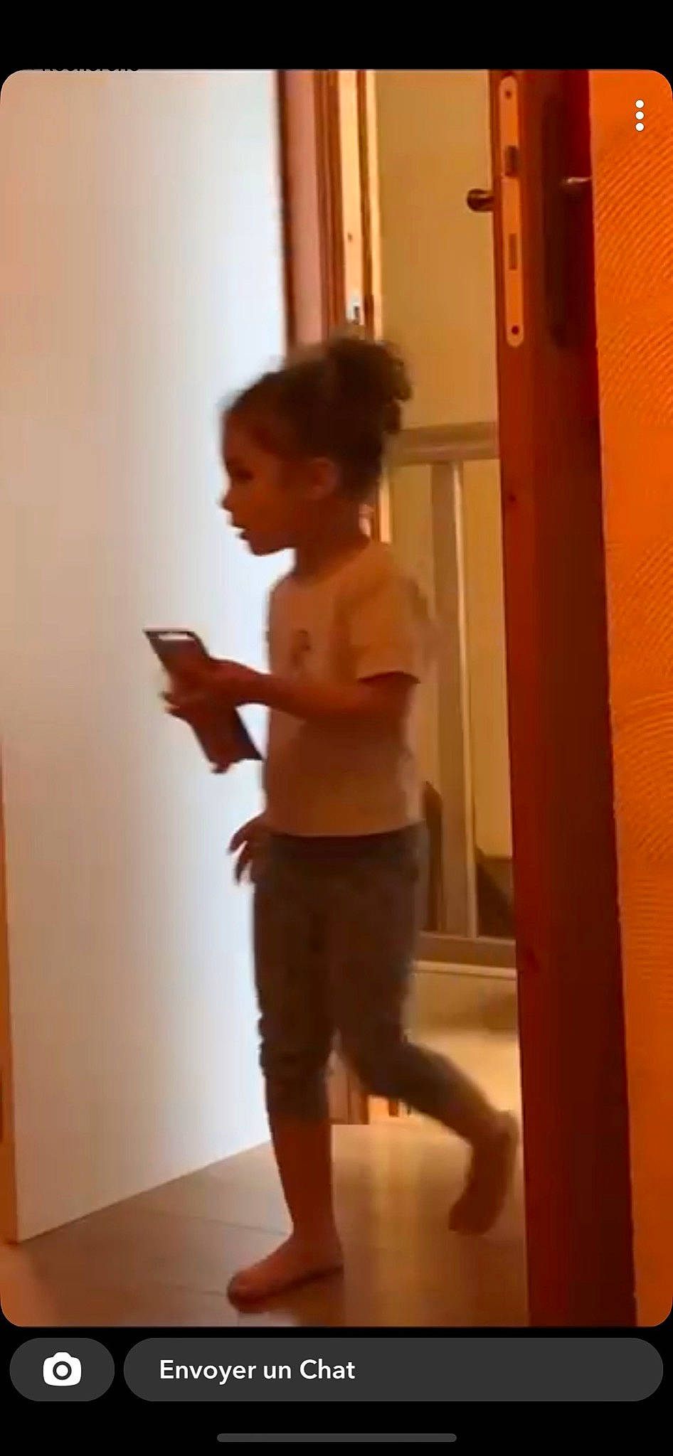 Nimah a rejoint le concours — aidez-le/la à gagner de superbes lots ! abdomen, arm, chest, elbow, flooring, fun, gesture, hardwood, human_leg, knee, leg, person, shorts, shoulder, thigh, thumb, toddler, trunk, waist, window