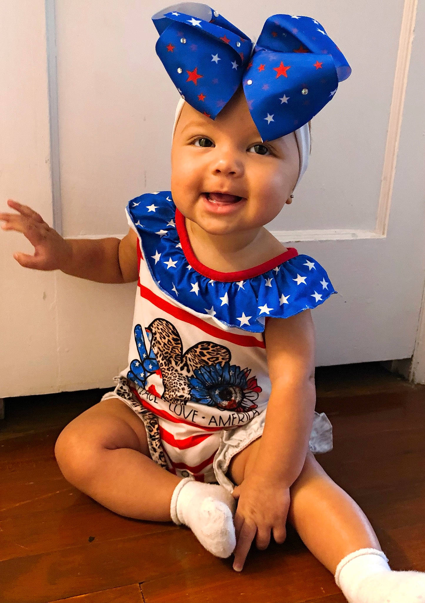 Ahlysix is registered to the contest to win money with this photo: baby_toddler_clothing, baseball_cap, cap, child, costume_hat, electric_blue, face, fashion_accessory, flooring, fun, happy, head, headwear, human_leg, party_supply, pattern, person, sleeve, smile, thigh