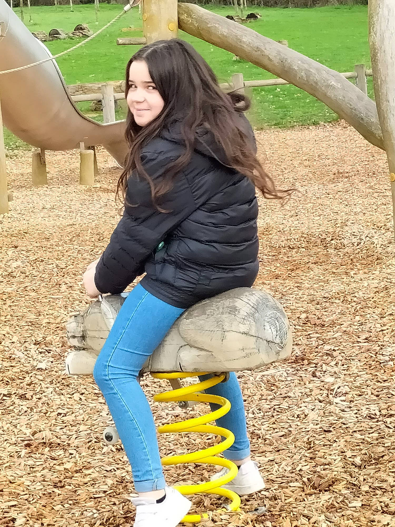 Louna participe au concours pour gagner de l'argent avec cette photo : denim, electric_blue, fawn, grass, green, happy, human_leg, joy, knee, leg, leisure, people_in_nature, person, recreation, shoe, sitting, smile, sneakers, soil, street_fashion