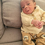 Deyveen a rejoint le concours — aidez-le/la à gagner de superbes lots ! baby, child, couch, sweater, pants, cartoon, expression, face, hands, seated, indoor, cozy, clothing, cute, infant, portrait, fabric, home, relaxed, casual