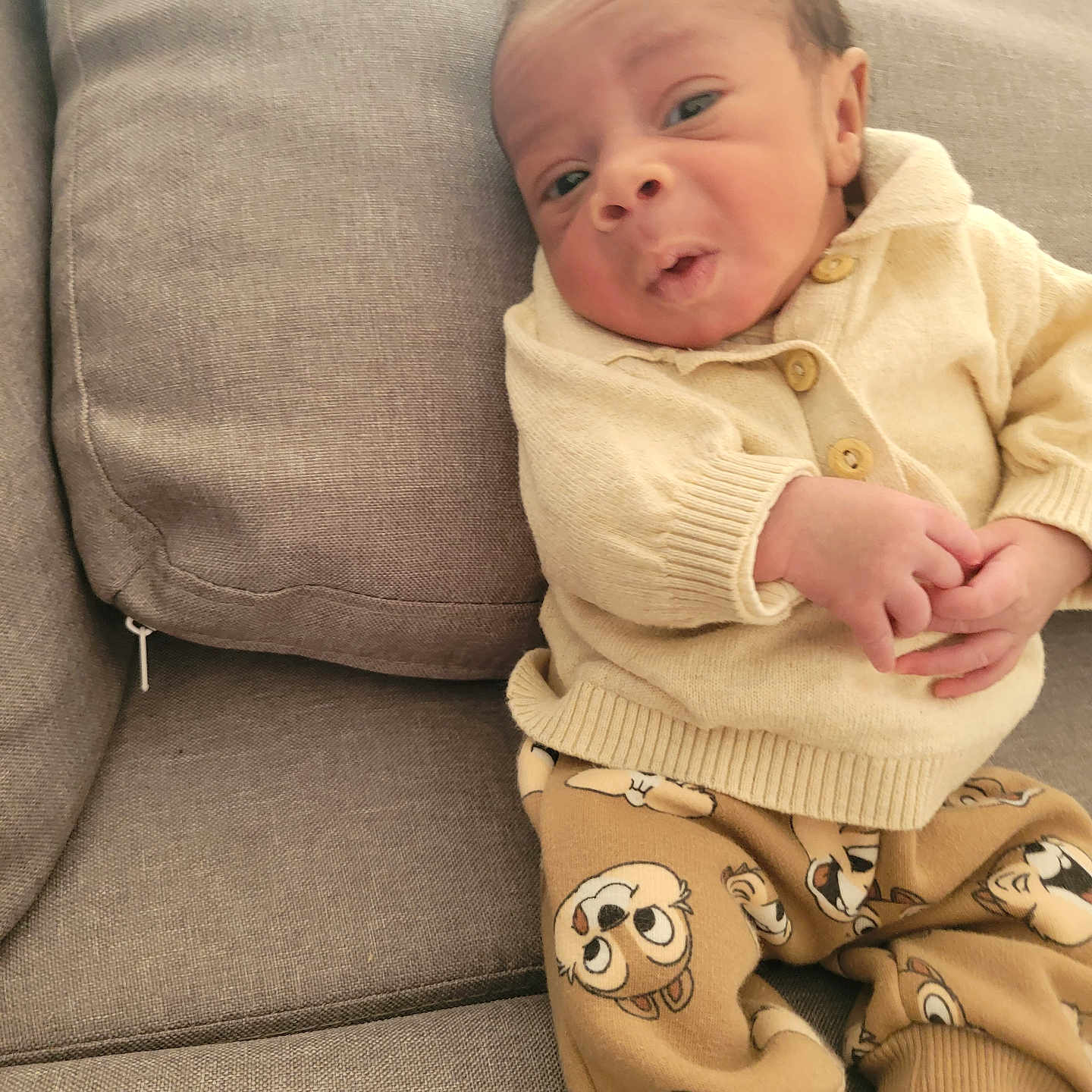 Deyveen a rejoint le concours — aidez-le/la à gagner de superbes lots ! baby, cartoon, casual, child, clothing, couch, cozy, cute, expression, fabric, face, hands, home, indoor, infant, pants, portrait, relaxed, seated, sweater