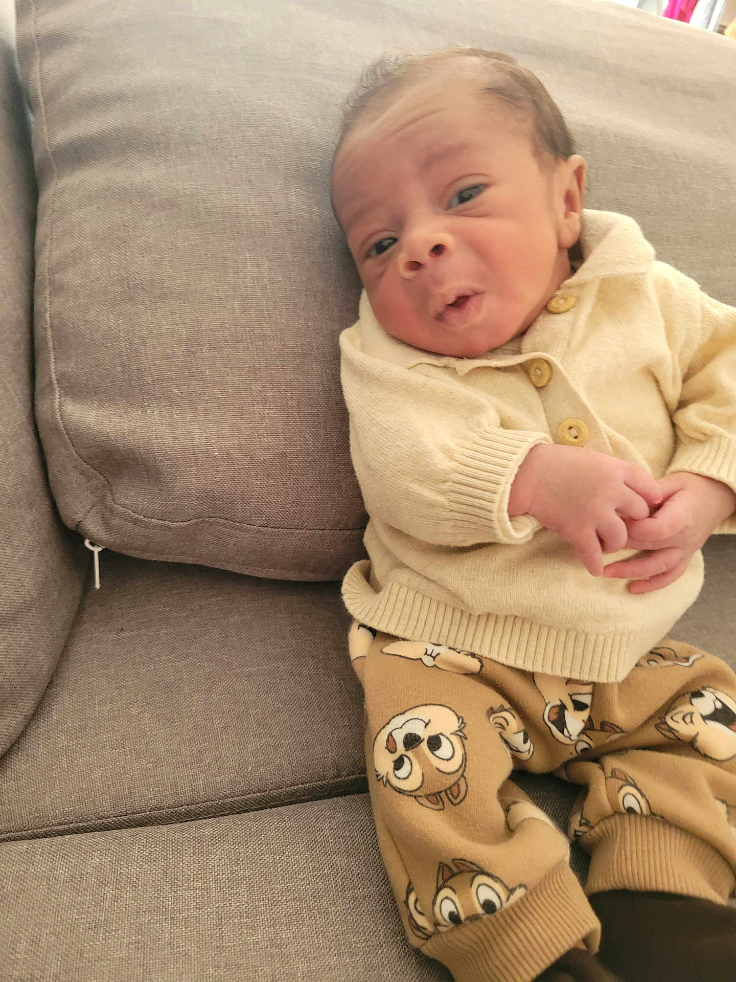 Deyveen a rejoint le concours — aidez-le/la à gagner de superbes lots ! baby, child, couch, sweater, pants, cartoon, expression, face, hands, seated, indoor, cozy, clothing, cute, infant, portrait, fabric, home, relaxed, casual