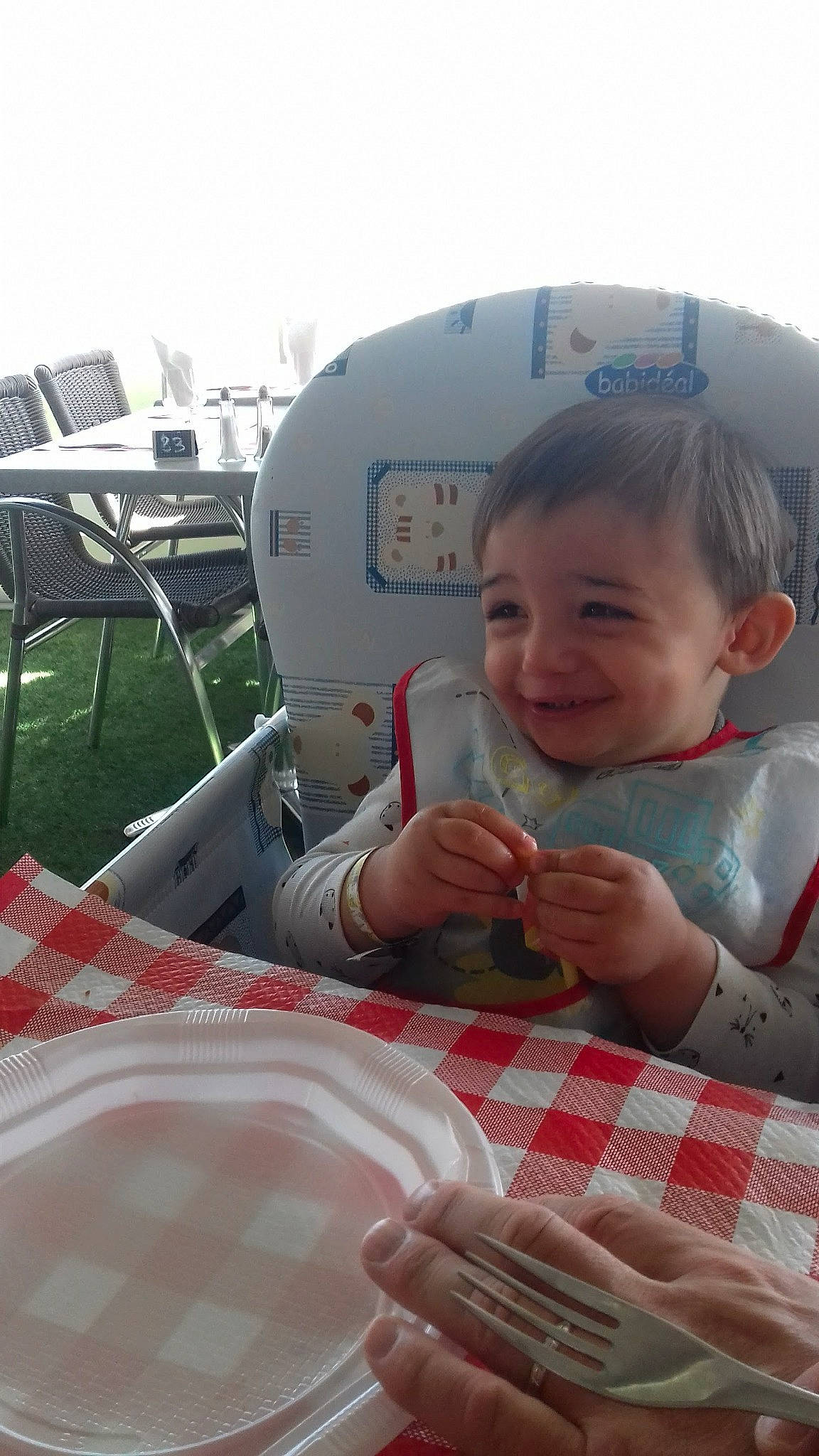 Benjamin participe au concours pour gagner de l'argent avec cette photo : air_travel, baby_toddler_clothing, carmine, chair, child, comfort, fun, happy, head, joy, leisure, pattern, person, personal_protective_equipment, recreation, sitting, smile, t_shirt, table, thumb