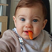 Fabio participe au concours pour gagner de l'argent avec cette photo : baby, bib, blue_eyes, carrot, cheek, child, close_up, clothing, drooling, ear, expression, face, food, hair, highchair, indoor, messy, mouth, portrait, toddler