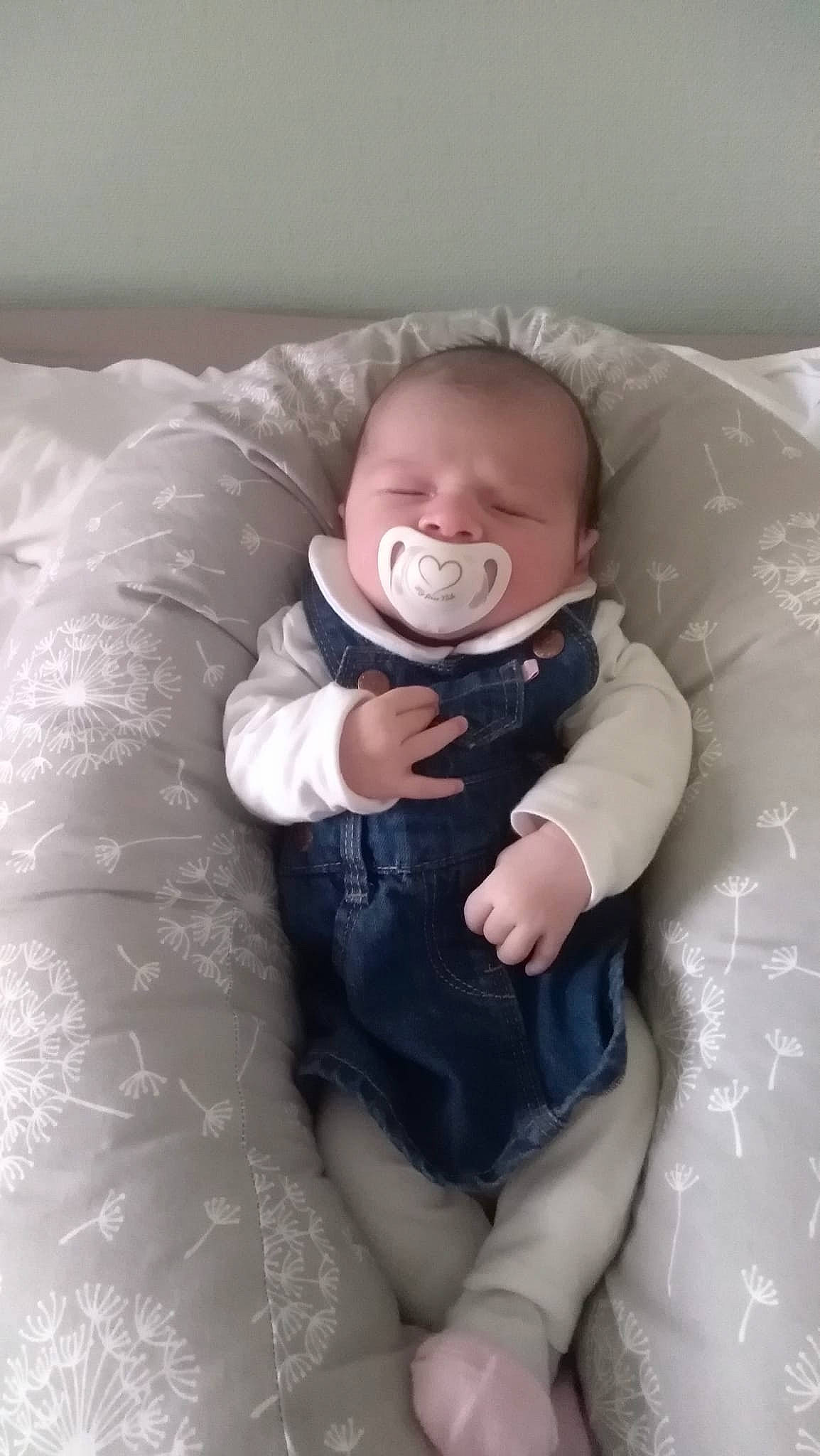 Thaïs participe au concours pour gagner de l'argent avec cette photo : baby, baby_sleeping, baby_toddler_clothing, bedding, bedtime, cheek, child, comfort, human_body, human_leg, knee, linens, person, room, sitting, skin, sleeve, sock, stomach, thigh