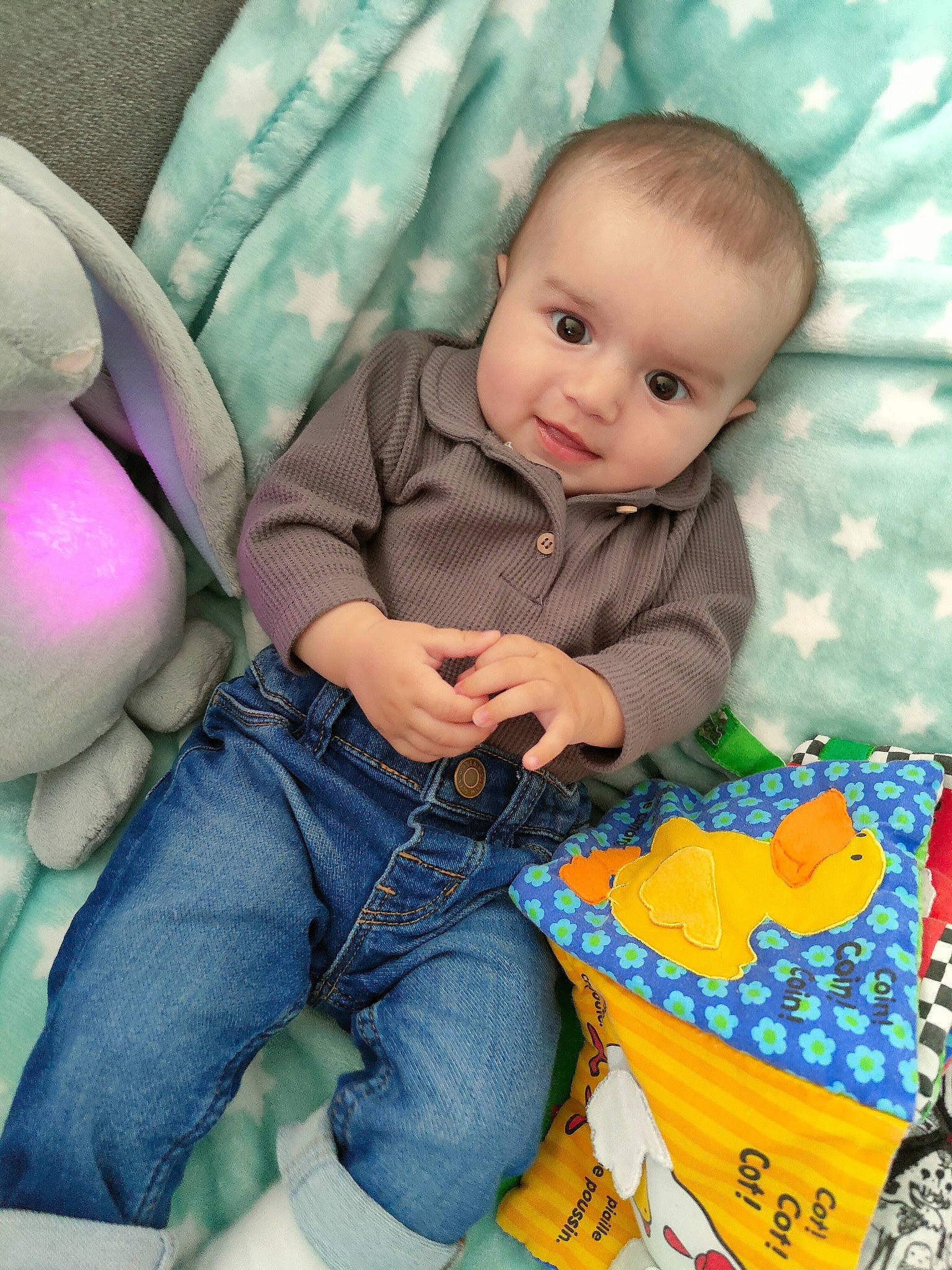 Alessio participe au concours pour gagner de l'argent avec cette photo : arm, baby_toddler_clothing, cheek, comfort, eye, facial_expression, happy, head, iris, jeans, leg, mammal, organ, person, product, skin, sleeve, smile, textile, toddler