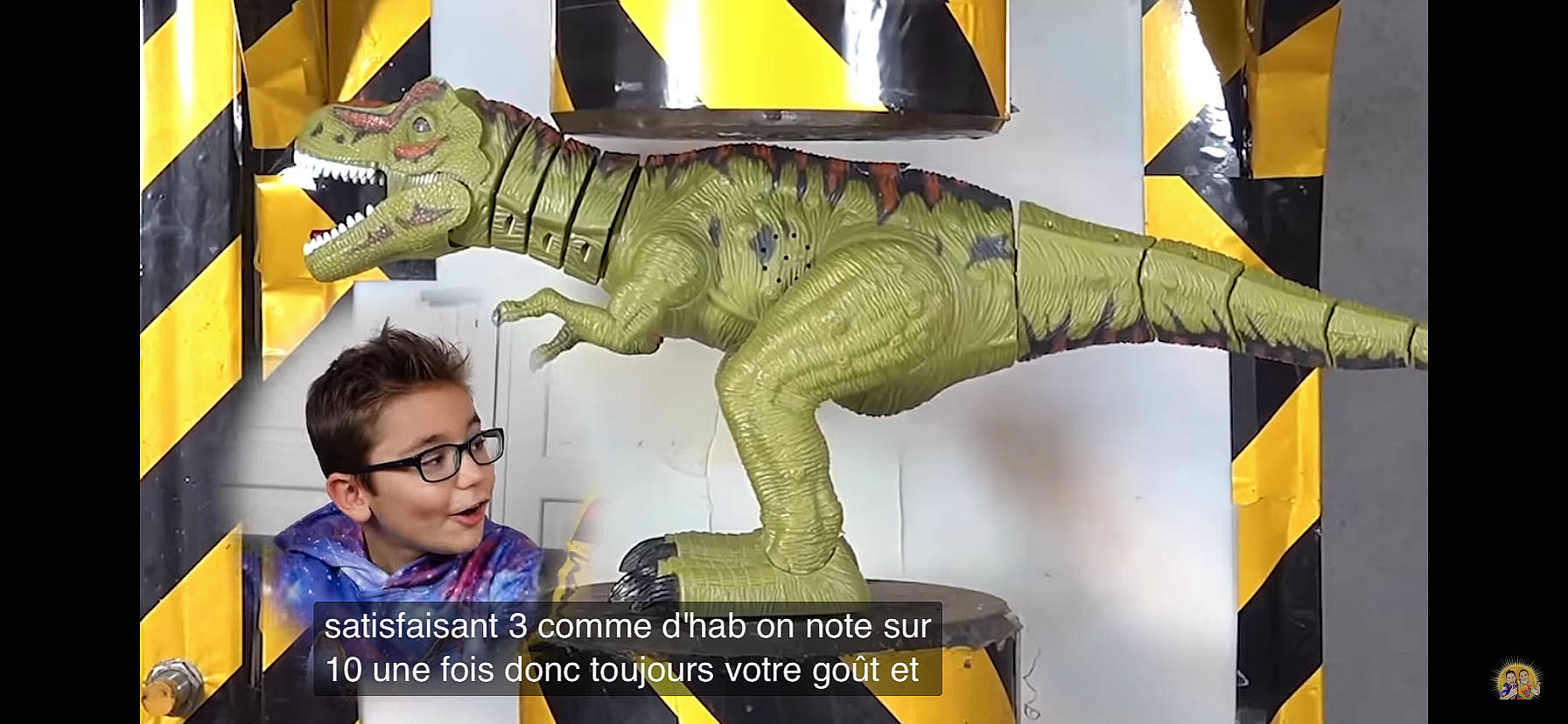 Ilyana participe au concours pour gagner de l'argent avec cette photo : adaptation, animal_figure, art, dinosaur, extinction, fictional_character, fun, jaw, mouth, organism, person, photograph, sculpture, snapshot, statue, terrestrial_animal, toy, tyrannosaurus, velociraptor, visual_arts
