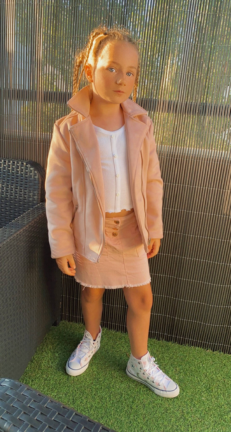 Ilyana a rejoint le concours — aidez-le/la à gagner de superbes lots ! blazer, collar, dress_shirt, eyewear, fashion_design, formal_wear, knee, lip, neck, outerwear, person, shorts, sleeve, sportswear, standing, street_fashion, t_shirt, textile, thigh, trunk