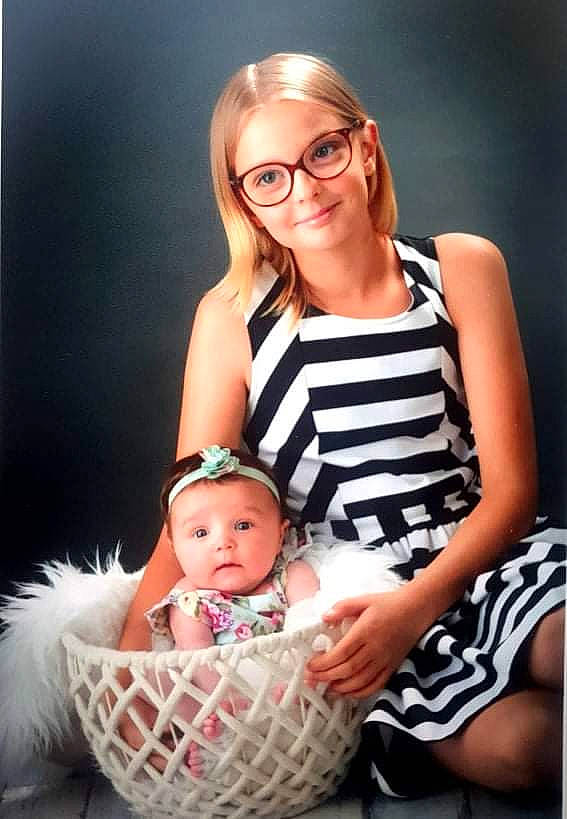 Athelia a rejoint le concours — aidez-le/la à gagner de superbes lots ! arm, baby, baby_toddler_clothing, beauty, comfort, event, eyewear, fashion, flash_photography, glasses, happy, jewellery, joy, pattern, person, sitting, skin, smile, thigh, toddler