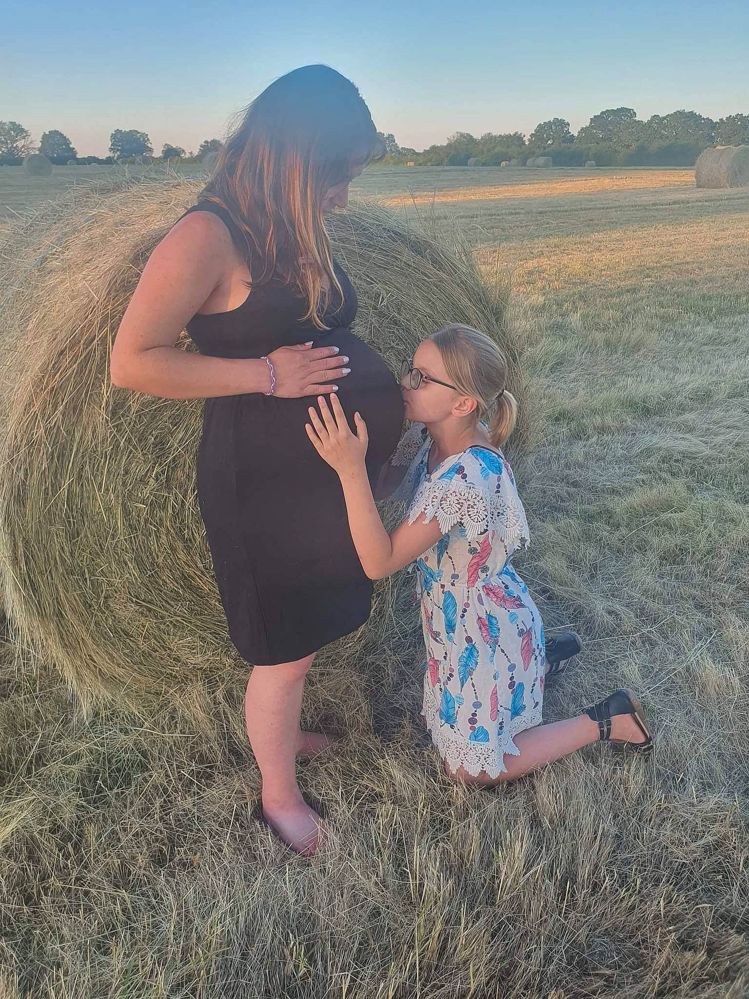 Athelia participe au concours pour gagner de l'argent avec cette photo : dress, ecoregion, facial_expression, flash_photography, gesture, grass, grassland, hairstyle, hand, happy, human, interaction, mammal, natural_environment, nature, people_in_nature, person, sky, standing, sunlight