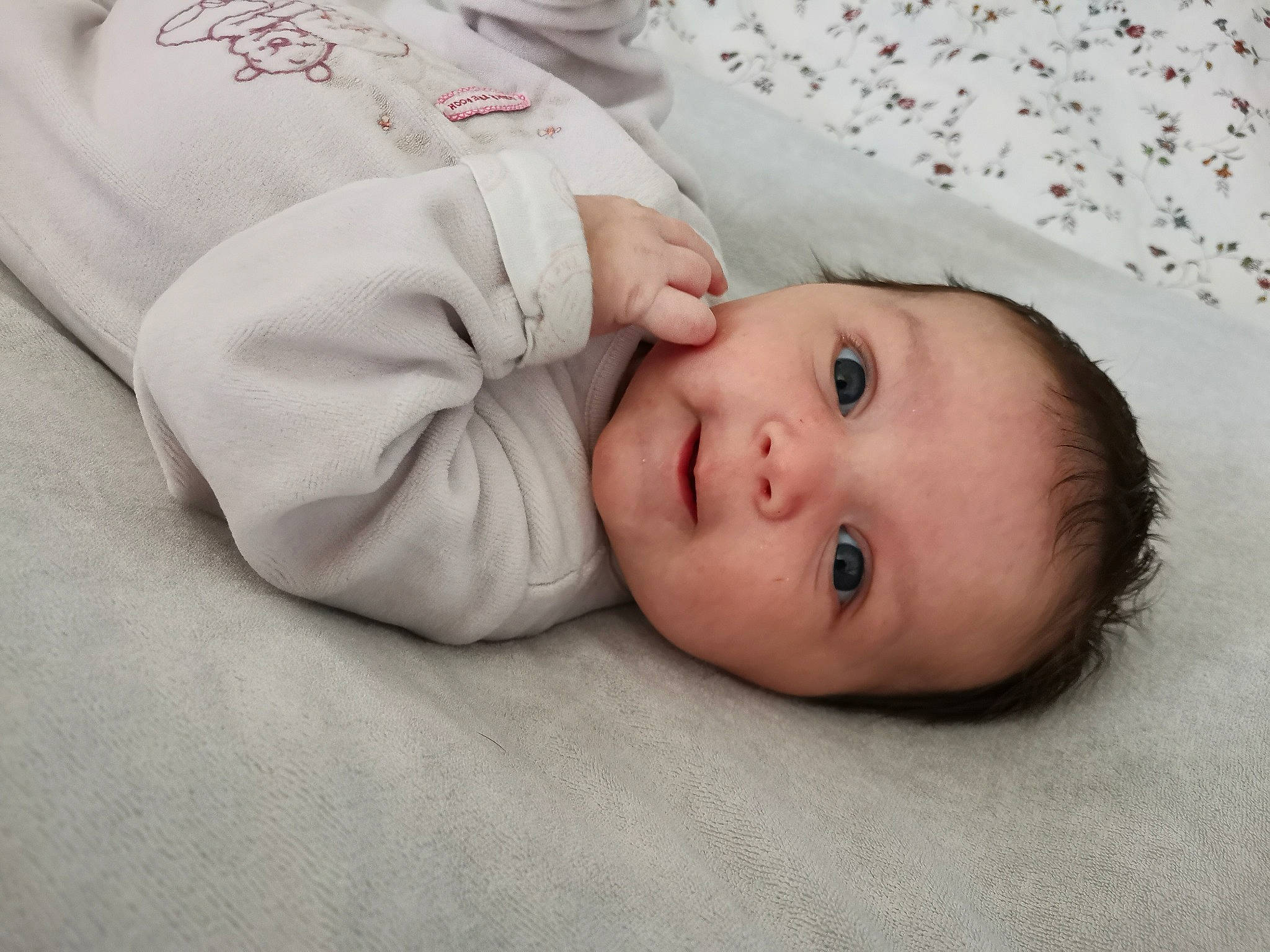 Cléa a rejoint le concours — aidez-le/la à gagner de superbes lots ! baby, baby_products, baby_safety, baby_sleeping, baby_toddler_clothing, child, chin, comfort, eye, face, flooring, linens, monochrome, nose, pattern, person, portrait_photography, room, skin, sleeve